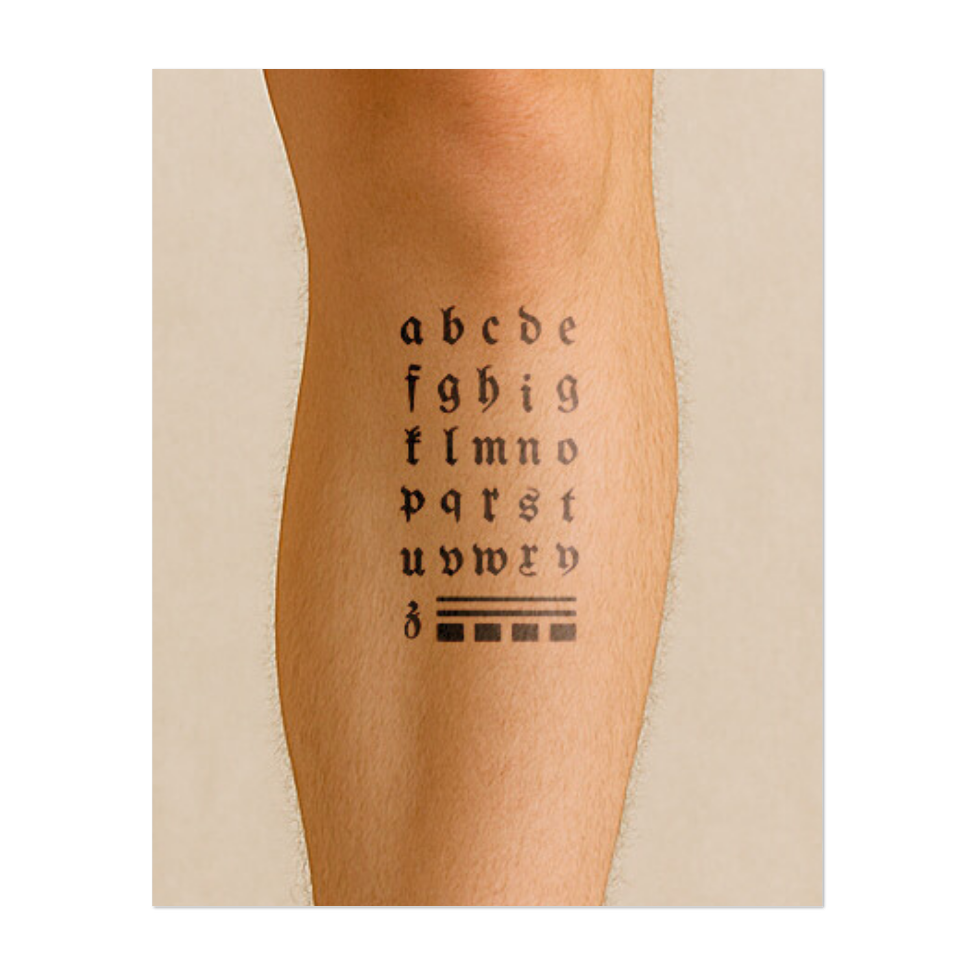 Un set di lettere e simboli gotici. Questo design include l'alfabeto completo e linee decorative, perfetto per scritte personalizzate e per una tipografia classica e audace.