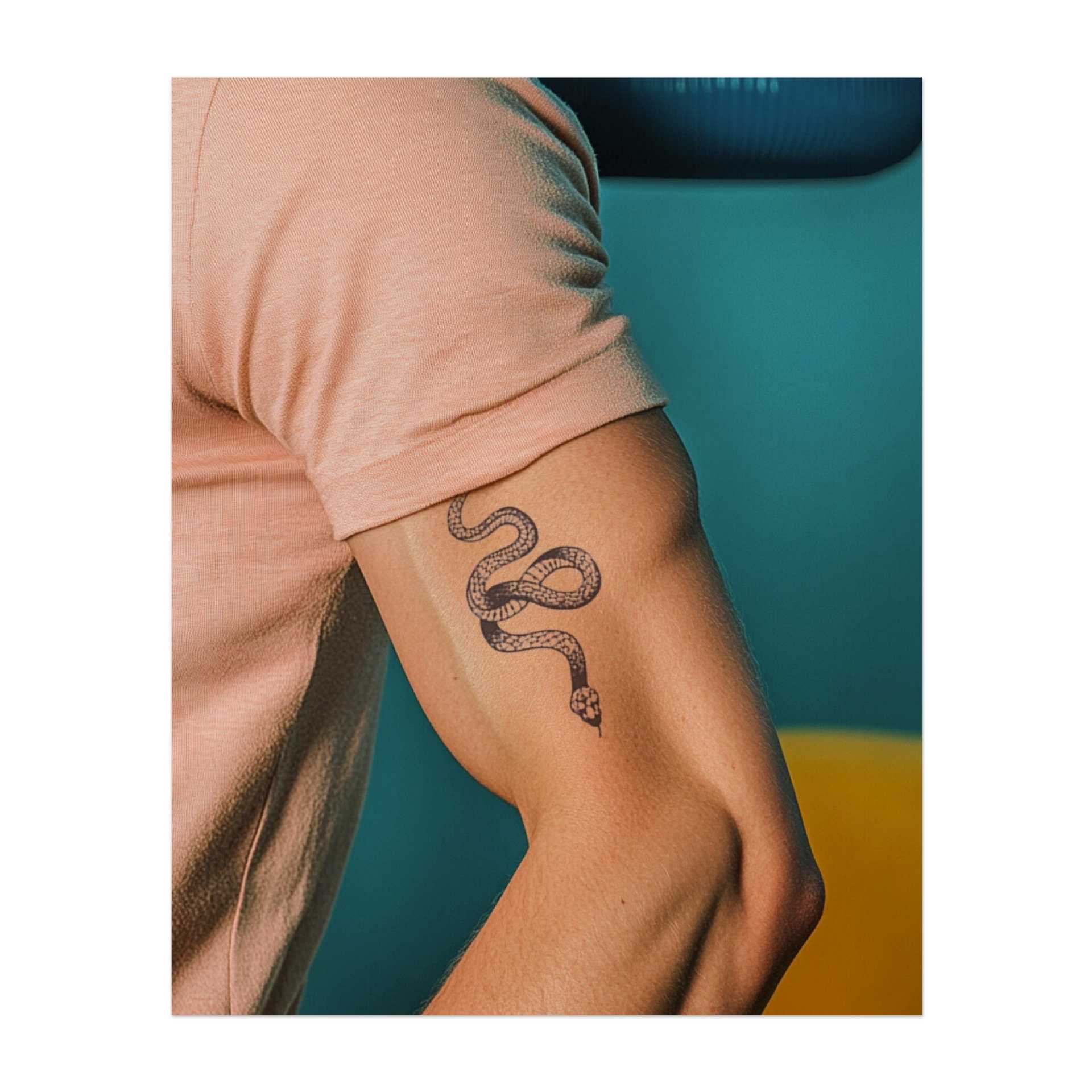 Un serpente arrotolato con squame dettagliate e testa sollevata, simbolo di pericolo, trasformazione e saggezza. Questo tatuaggio cattura la grazia e la potenza del serpente, combinando eleganza e forza.