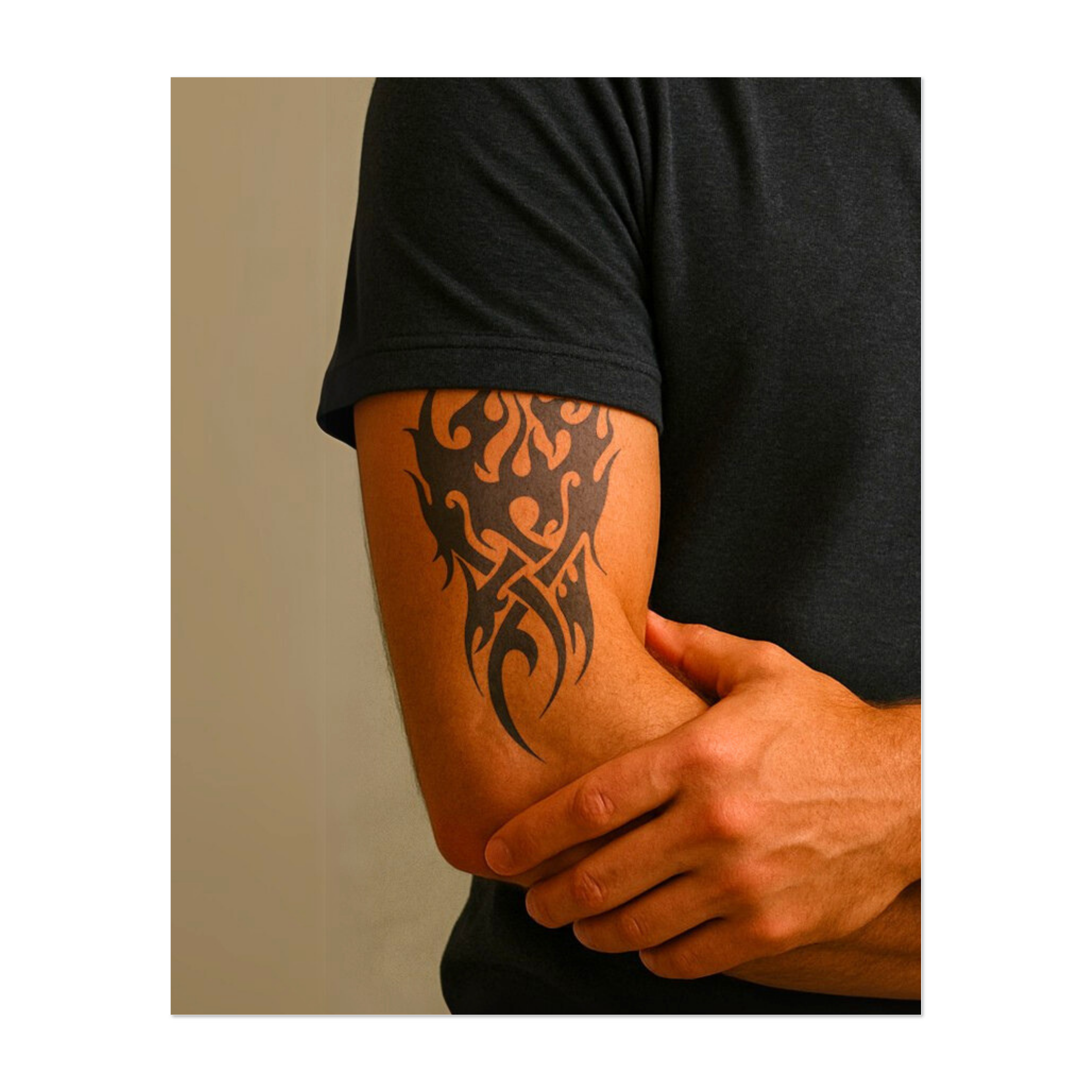 Questo tatuaggio raffigura fiamme selvagge che si innalzano vorticosamente, mescolate a linee nette in stile tribale. Assomiglia a una tempesta di fuoco, piena di energia e movimento.