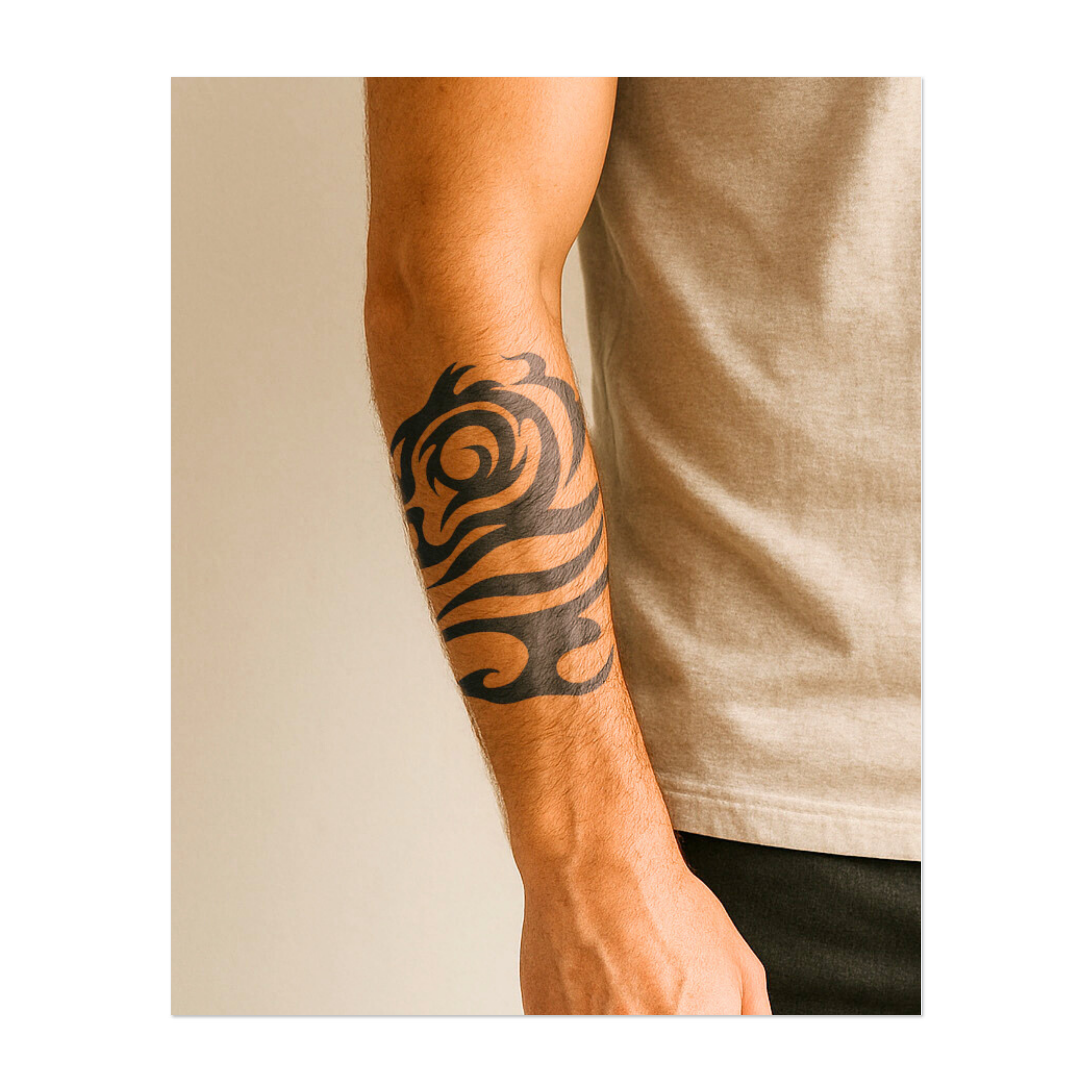 Un drago composto da onde fluide, sinuose e sinuose in stile tribale. Il disegno cattura la potenza dell'acqua e il mistero del drago in uno splendido tatuaggio. Perfetto per chi ama le creature mitologiche e le forme curve e fluide!