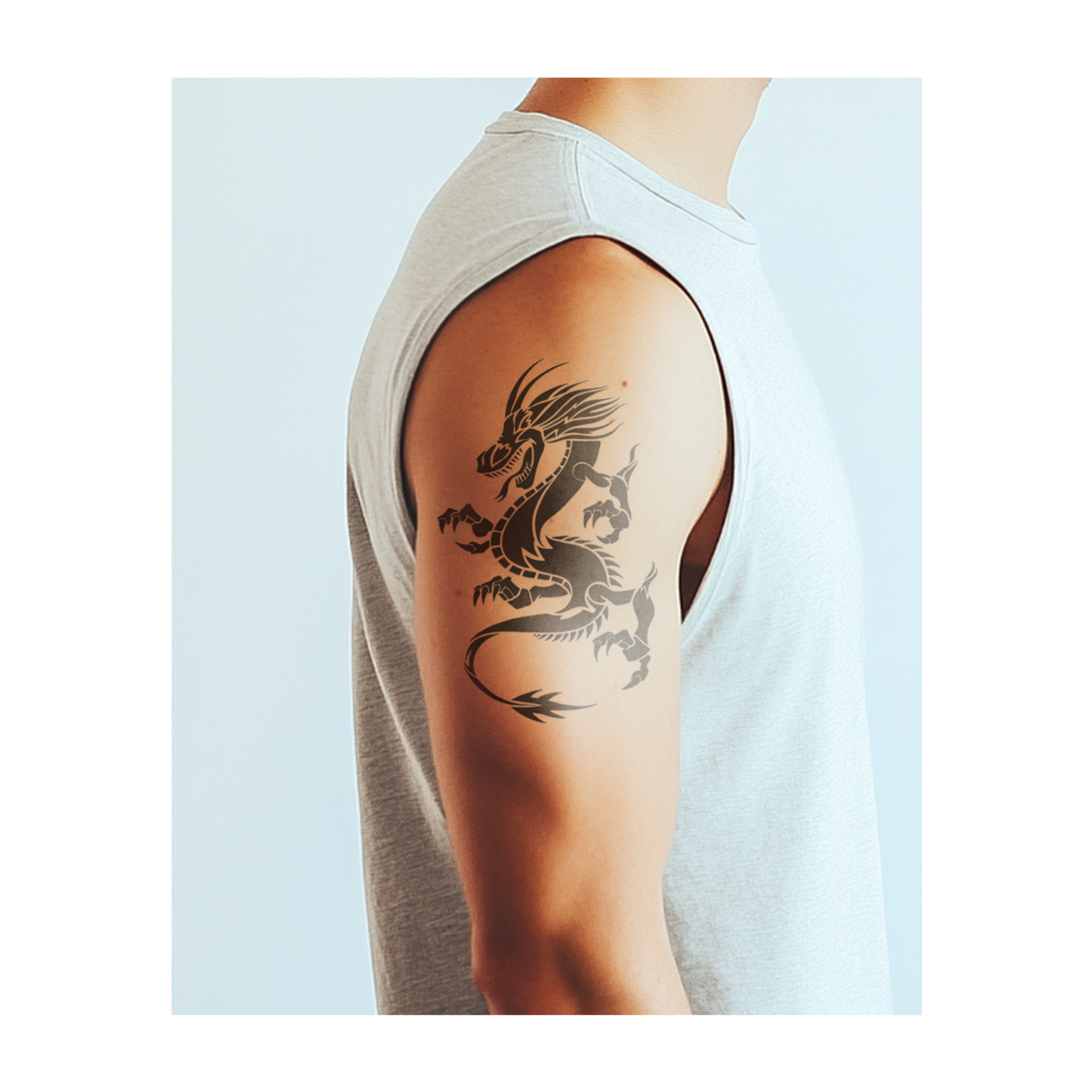 Un drago tribale nero con artigli affilati e pelo ispido ruggisce nel cielo. La sua lunga coda si increspa come un'onda. Questo tatuaggio in stile tribale raffigura il drago pronto a proteggere e volare.