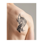 Questo drago in stile tribale, con lunghe corna e motivi floreali sulle squame, appare calmo e potente. Il suo corpo liscio, simile a quello di un fiume, si curva, esprimendo un potere pacifico e una bellezza unica.