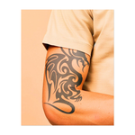 Un drago feroce in stile tribale, con motivi vorticosi che ne mettono in mostra la potenza e la grazia. Gli artigli affilati e la postura fiera lo fanno sembrare pronto ad attaccare. Questo tatuaggio è perfetto per chi ama le creature mitologiche e i disegni audaci!