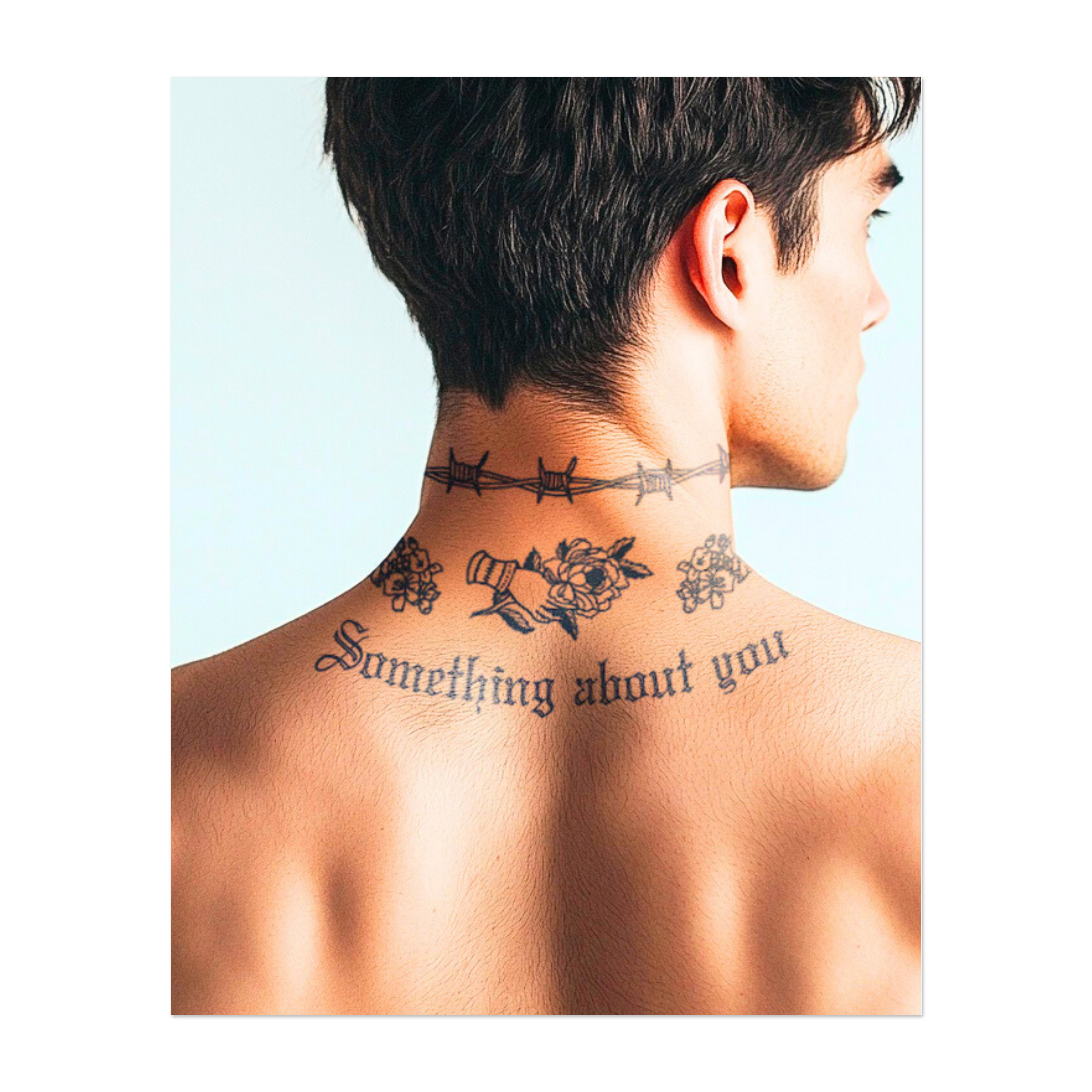 Un mix di parole audaci e fiori delicati, con una rete metallica che separa i disegni. La frase "Something About You" è abbinata a rose e spine, a simboleggiare un amore allo stesso tempo bello e doloroso. Un tatuaggio che racconta una storia d'amore e di lotta.