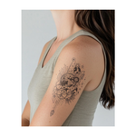 Un tatuaggio geometrico a pois raffigurante montagne sotto la luna e la Terra circondata dalle stelle. Linee e cerchi collegano spazio e natura in uno stile minimalista e onirico.