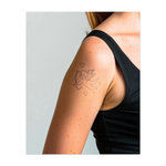 Un dolce e angelico Cupido che vola nell'aria, pronto a scoccare una freccia, con dei cuori che gli fluttuano intorno. Questo tatuaggio è un dolce simbolo di amore e romanticismo.