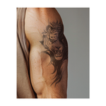 Il muso di una tigre bianca e nera ruggisce, con la pelliccia infuocata che si estende su tutto il corpo. Questo tatuaggio realistico rivela i lati chiari e scuri della tigre, con uno sguardo penetrante pronto a proteggerla e a rivelarne il coraggio.