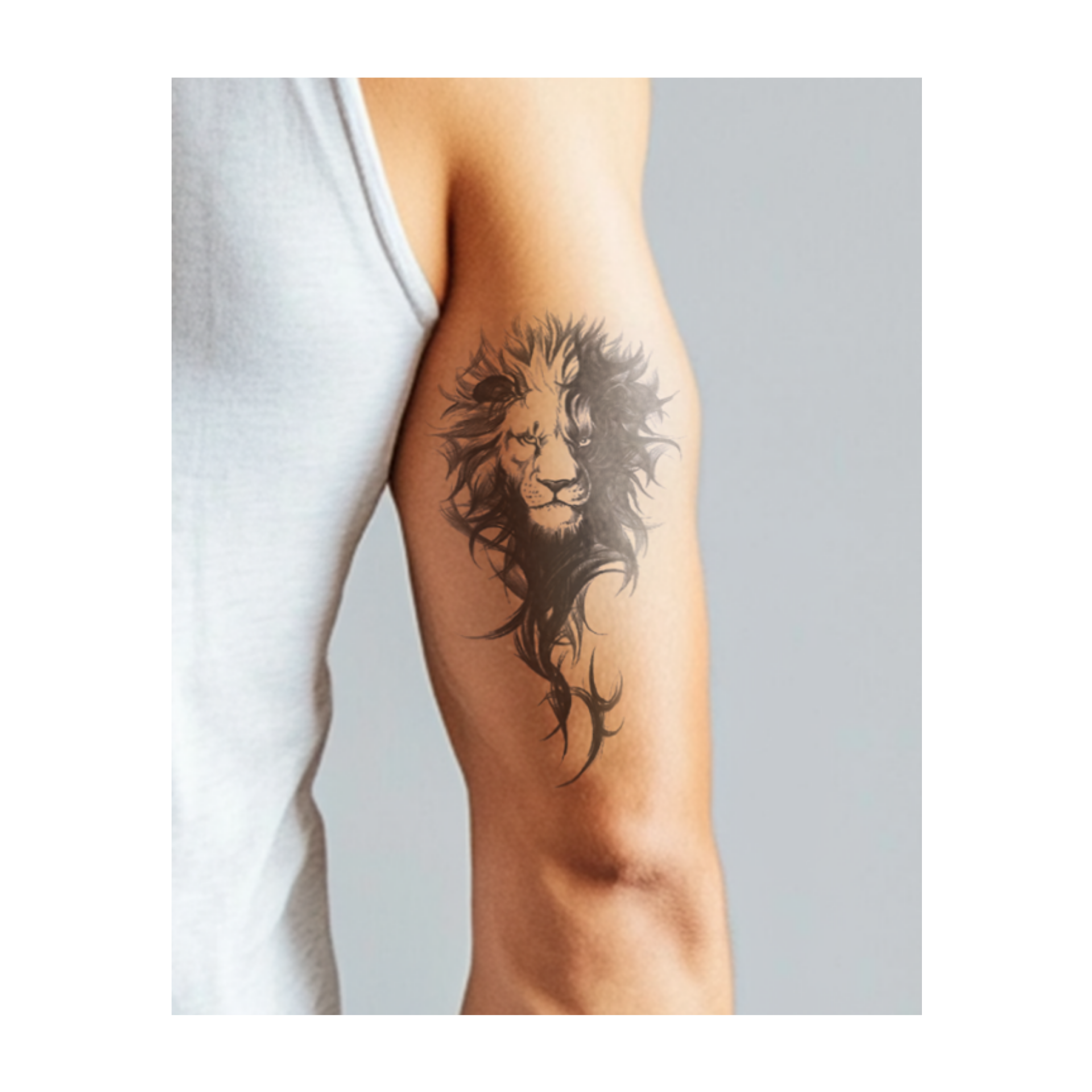 Un leone bianco e nero con una fluente criniera fiammeggiante appare calmo e forte. Questo tatuaggio realistico rivela i lati chiari e scuri del leone, pronto a proteggere con coraggio e potere silenzioso.