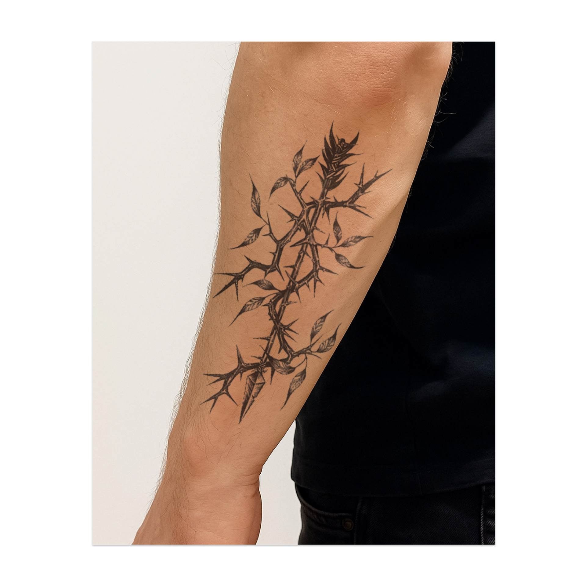 Un grande tralcio di vite con spine aguzze e rami contorti, ornato di foglie. Il tatuaggio rappresenta la crescita attraverso le avversità, con le spine che simboleggiano le sfide e le foglie che mostrano resilienza e forza.