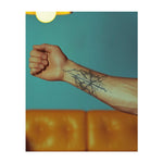 Una graziosa farfalla con ali di fiamme luminose e fluenti, incentrata su una spada. Il tatuaggio unisce delicatezza e forza, simboleggiando trasformazione e resilienza, mentre la spada fende il fumo della battaglia.