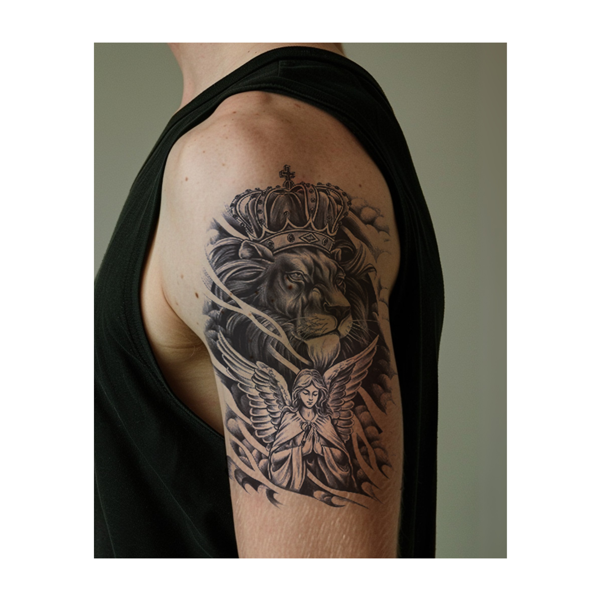 Un leone incoronato appare sereno sopra un angelo alato in preghiera. Questo tatuaggio realistico evoca forza e pace, circondato da nuvole, esprimendo coraggio e fede.