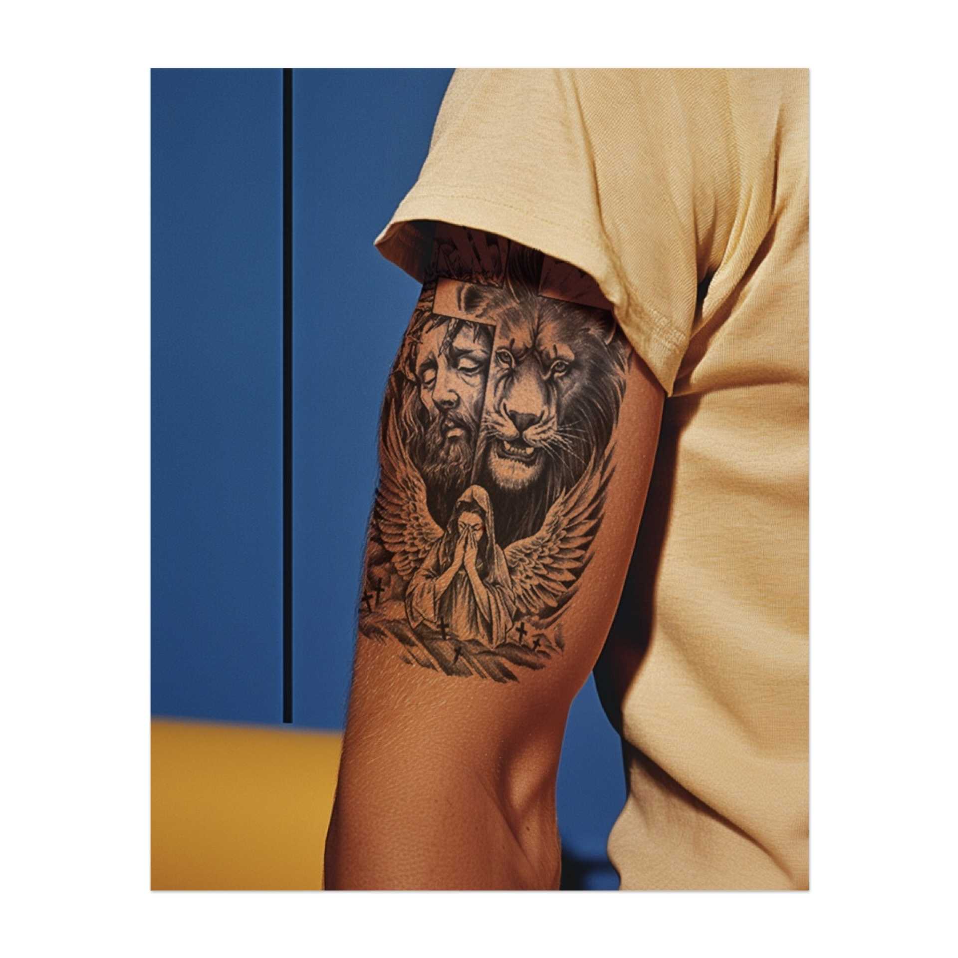 Una croce con i volti di Gesù con una corona di spine, un leone ruggente e un angelo in preghiera a terra. Il disegno simboleggia fede, forza e protezione divina, combinando spiritualità e coraggio.