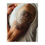 Una tigre feroce svetta su un teschio circondato da fiori e una croce. Questo tatuaggio realistico illustra forza, vita e fede, mescolati alle foglie circostanti, unendo potenza selvaggia e speranza.