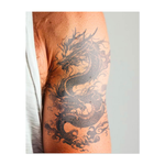 Un drago feroce che volteggia nell'aria, circondato da nuvole e fumo. Il suo corpo è ricoperto di squame dettagliate e ha un'espressione intensa e ruggente.