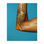 Un cavallo selvaggio che si impenna, con fiamme che emanano dalla criniera e dal corpo, circondato da un'aura fumosa. Il tatuaggio simboleggia libertà, potere ed energia, con lo spirito selvaggio del cavallo che arde attraverso il fuoco.