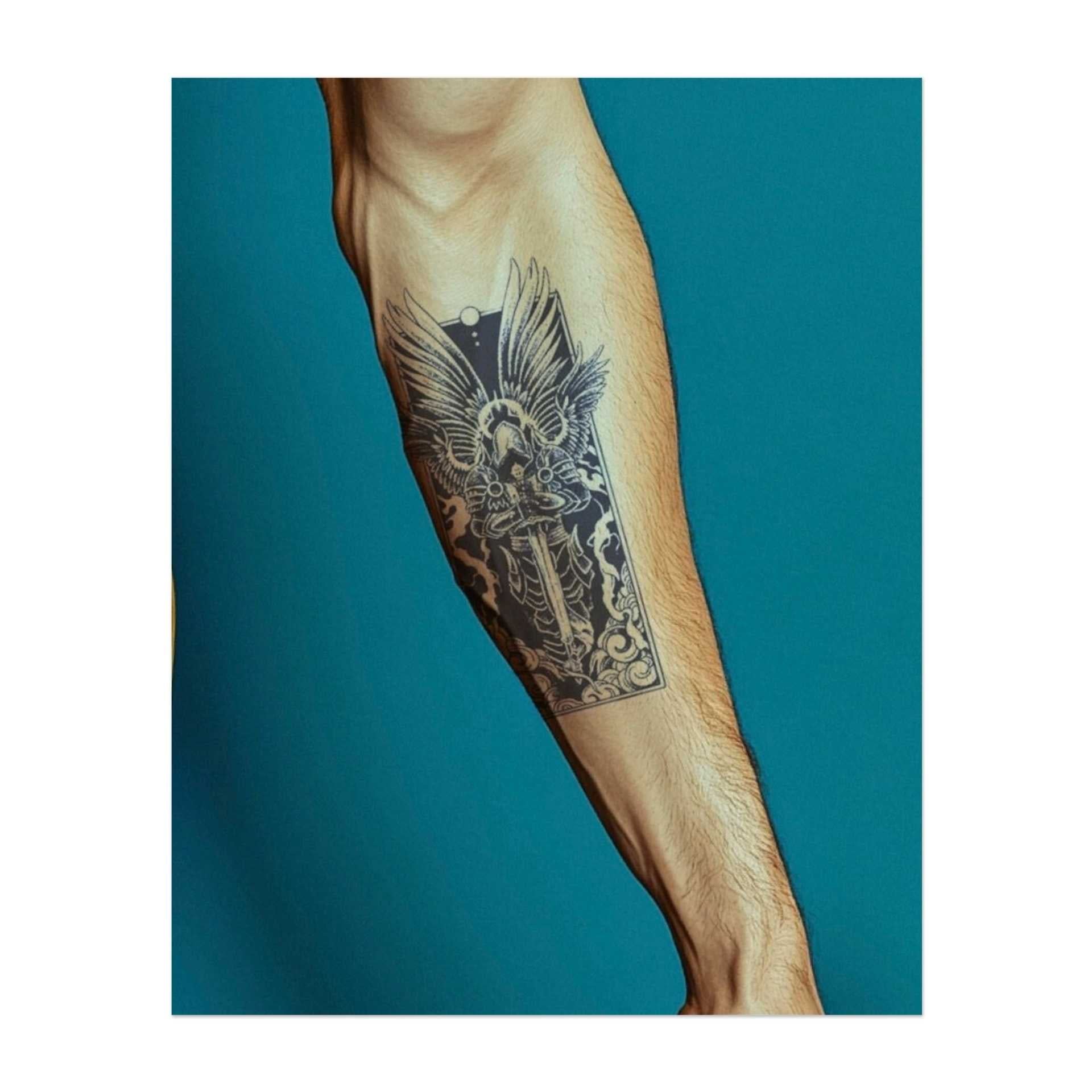 Un guerriero in armatura con grandi ali si erge forte, con la spada in mano, su uno sfondo di nuvole vorticose. Il tatuaggio rappresenta protezione, forza e potere divino, combinando la potenza di un cavaliere con la grazia di un angelo.