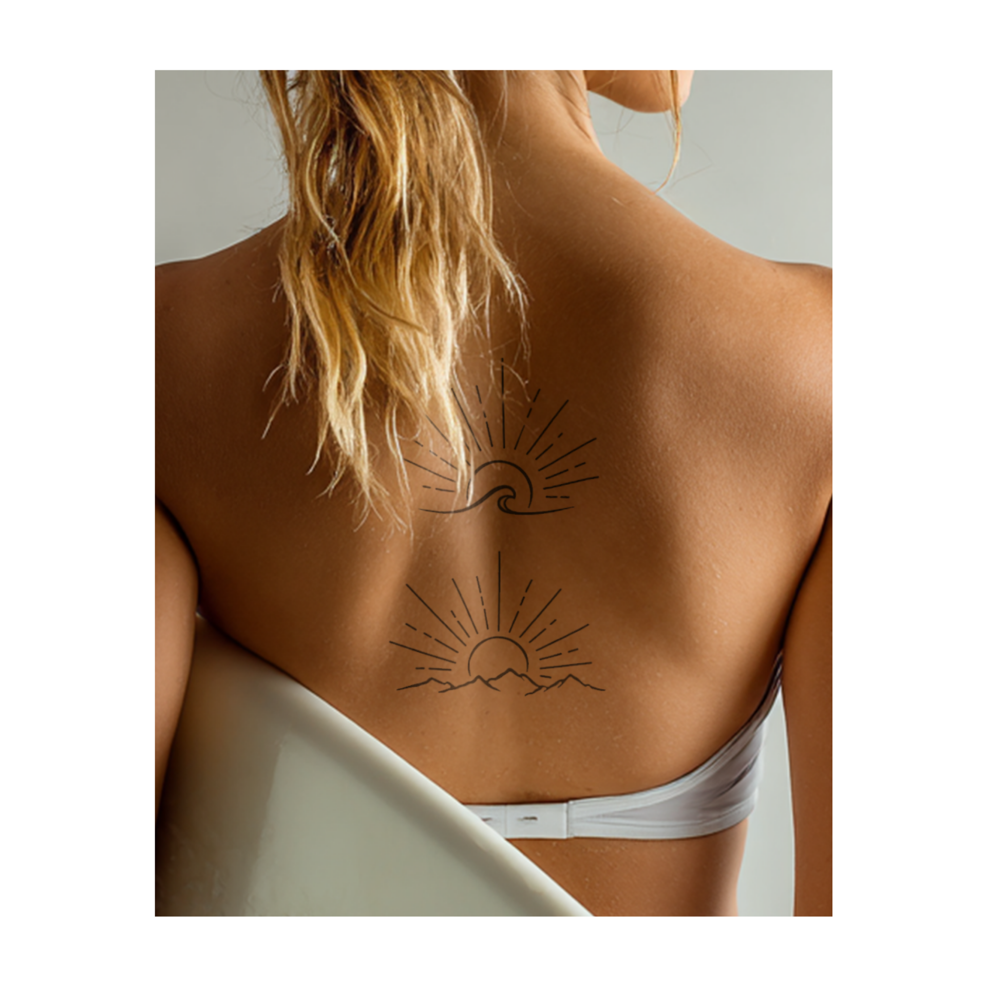 Un tatuaggio minimalista raffigurante un sole nascente su un'onda e delle montagne, con linee che illuminano raggi di luce. Evoca pace e avventura, con linee semplici e pulite per uno stile sereno.