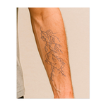 Una rete di rami che ricordano fulmini, con linee nette e frastagliate che si estendono verso l'esterno. Questo tatuaggio simboleggia potere, energia e connessione.