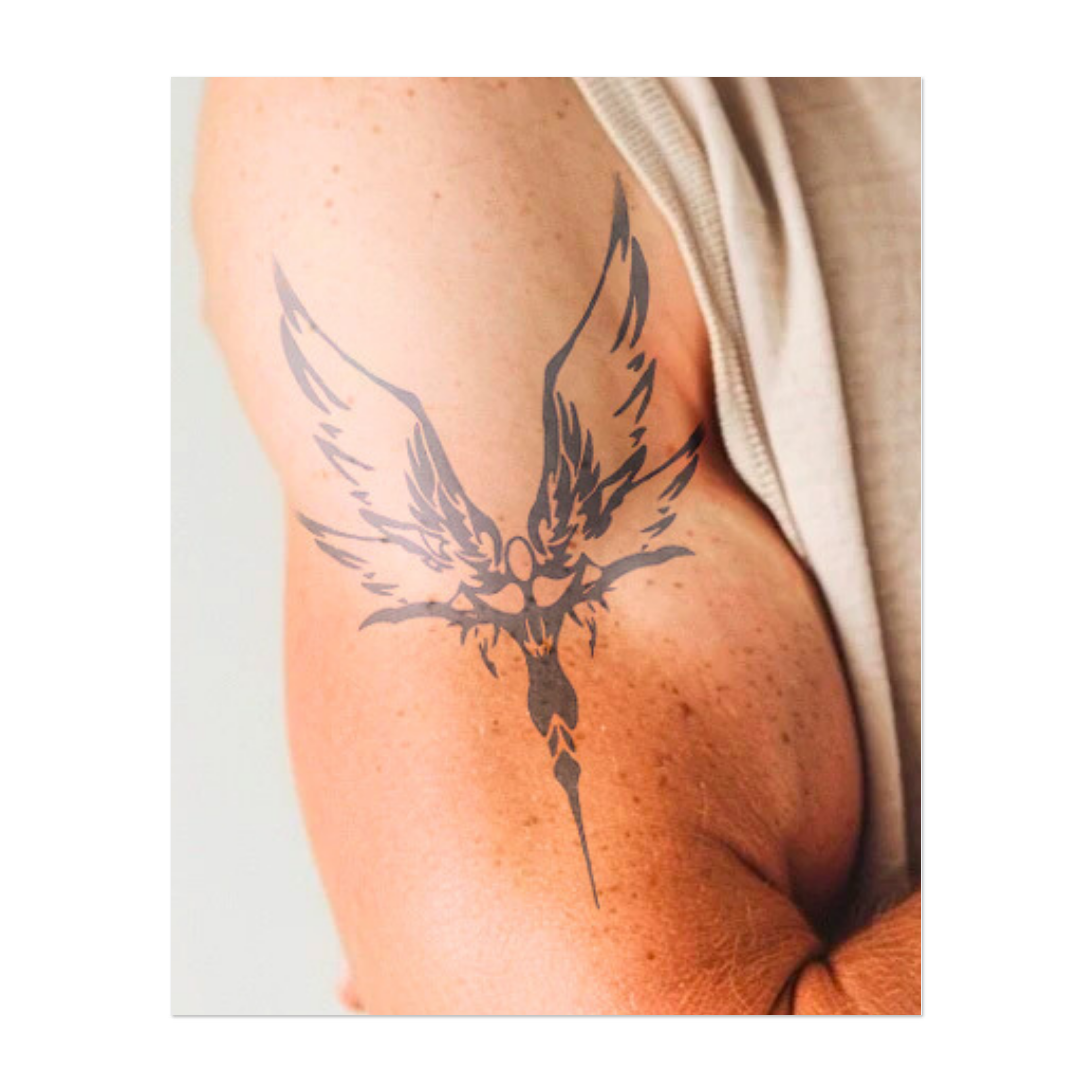 Una figura sorprendente con grandi ali spiegate e linee nette e spigolose, che ricorda un angelo in volo. Il tatuaggio simboleggia forza, libertà e mistero.