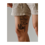 Una famiglia che si tiene per mano cammina insieme sotto lo sguardo vigile di un leone. Questo tatuaggio realistico con barre geometriche illustra amore, forza e protezione familiare in uno stile moderno.