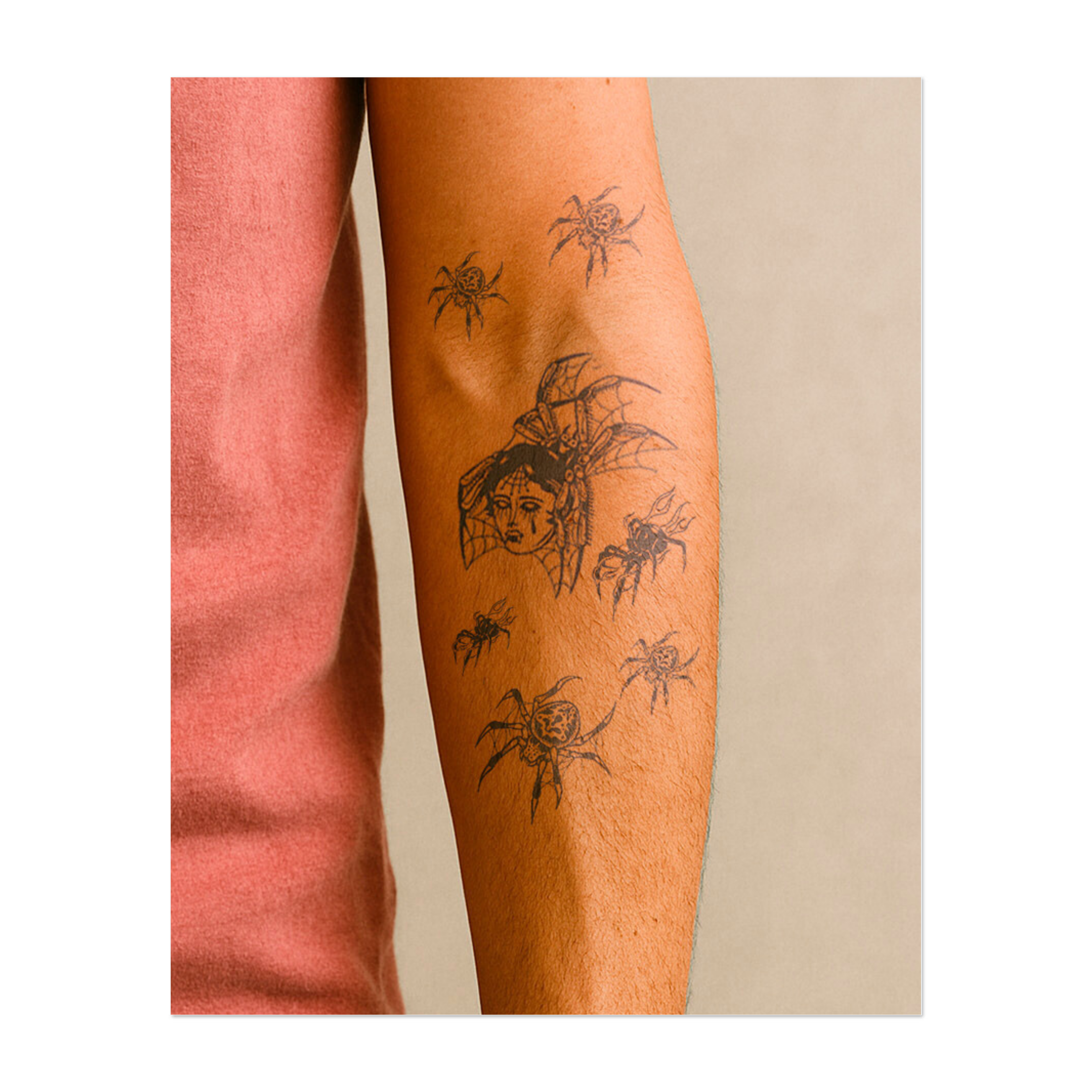 Un disegno affascinante che raffigura il volto di una donna circondato da una ragnatela, con ragni che le strisciano intorno. Il tatuaggio simboleggia l'equilibrio tra bellezza e pericolo, con un'atmosfera gotica e misteriosa che unisce forza e un'attrazione inquietante.