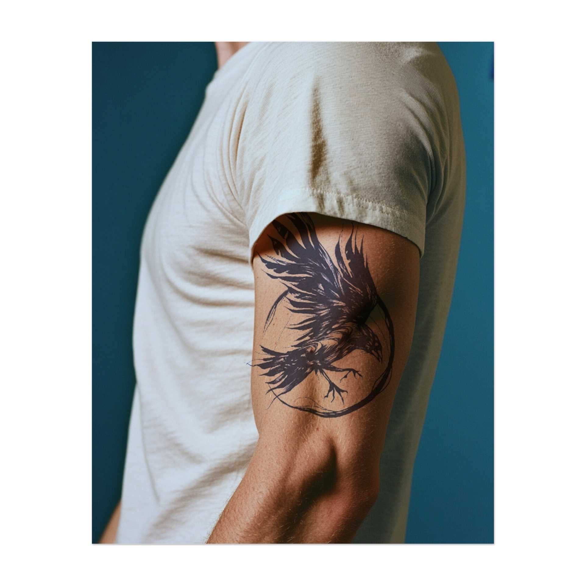 Un maestoso corvo con potenti ali in volo, le cui piume si allungano e turbinano. Il tatuaggio simboleggia mistero, libertà e trasformazione e cattura lo spirito del corvo che vola nel cielo.
