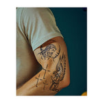 Un insieme di simboli cristiani: il volto di Gesù con l'aureola, un angelo alato in preghiera e diverse croci. Ogni simbolo rappresenta fede, preghiera e protezione divina, trasmettendo forza e guida spirituale.