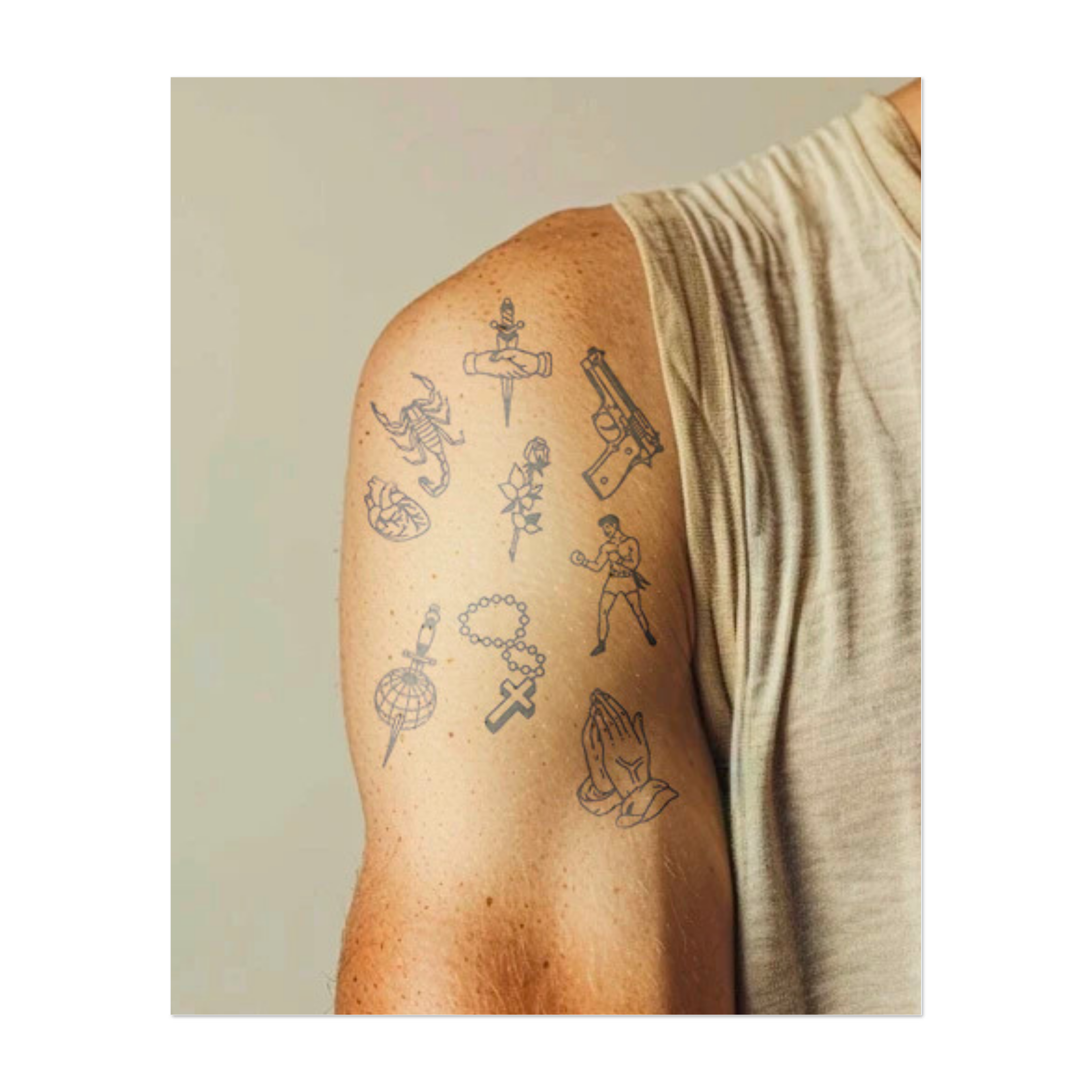 Un insieme di simboli potenti: un pugile, mani in preghiera con una spada, uno scorpione, una rosa con un pugnale, un globo, un rosario e una pistola. Questi disegni combinano temi come forza, amore, fede e protezione.