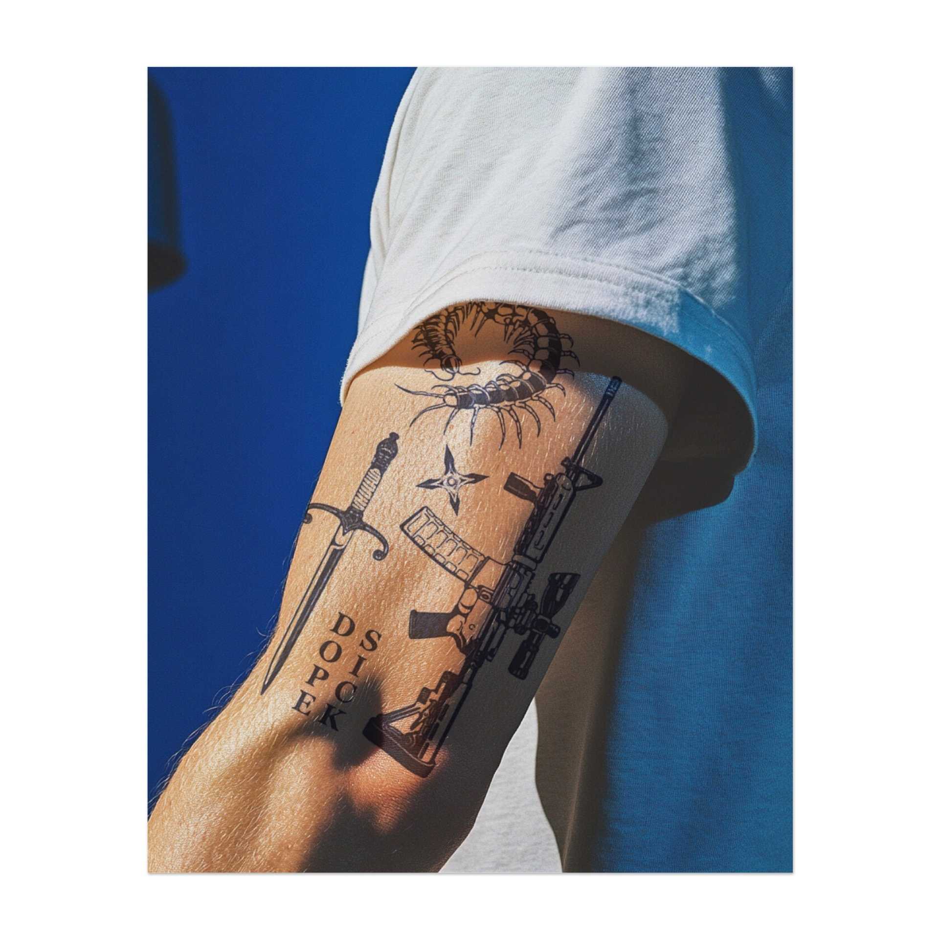 Un insieme di simboli affilati: un millepiedi, una spada, una stella ninja, un fucile d'assalto e le parole "DOPE" e "SICK". Questi design catturano il pericolo, la forza e la ribellione con un'energia audace e selvaggia.