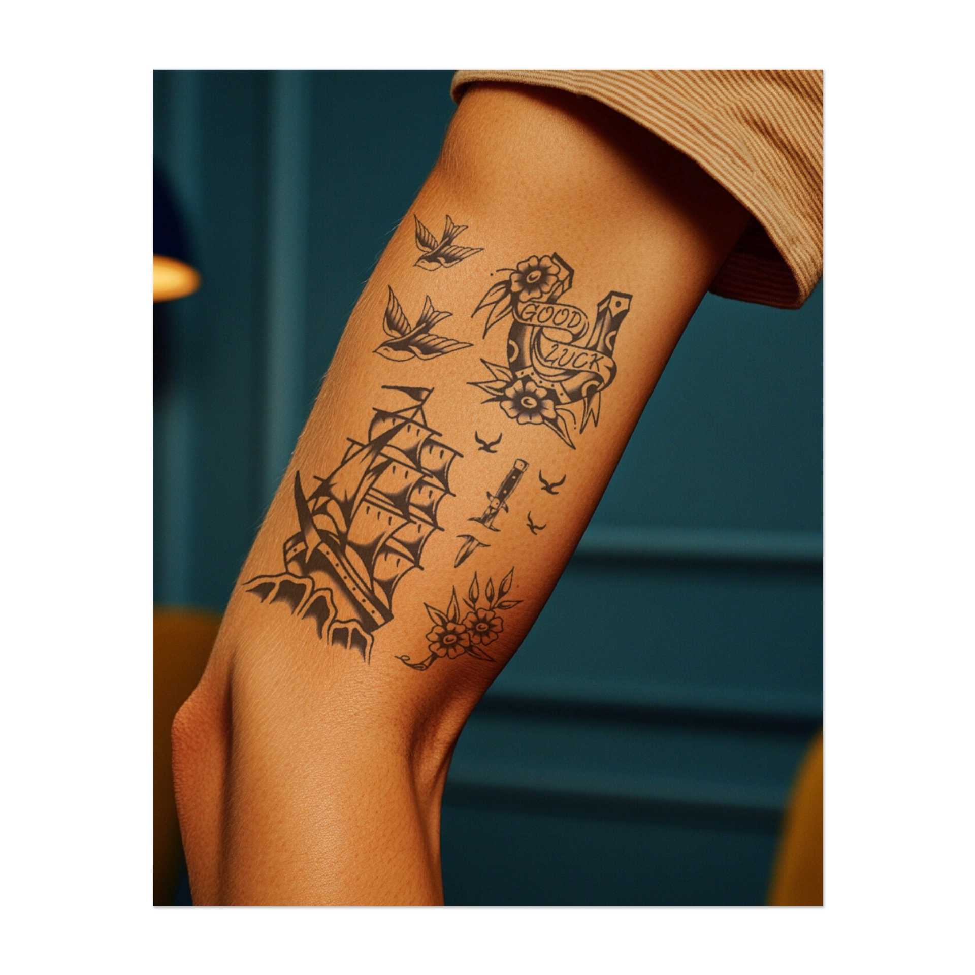 Un set di simboli classici: due uccelli in volo, un ferro di cavallo con fiori e la scritta "BUONA FORTUNA", una barca che solca le onde e un pugnale con fiori. Questi disegni catturano lo spirito avventuroso, la speranza e la protezione del viaggio di un marinaio.