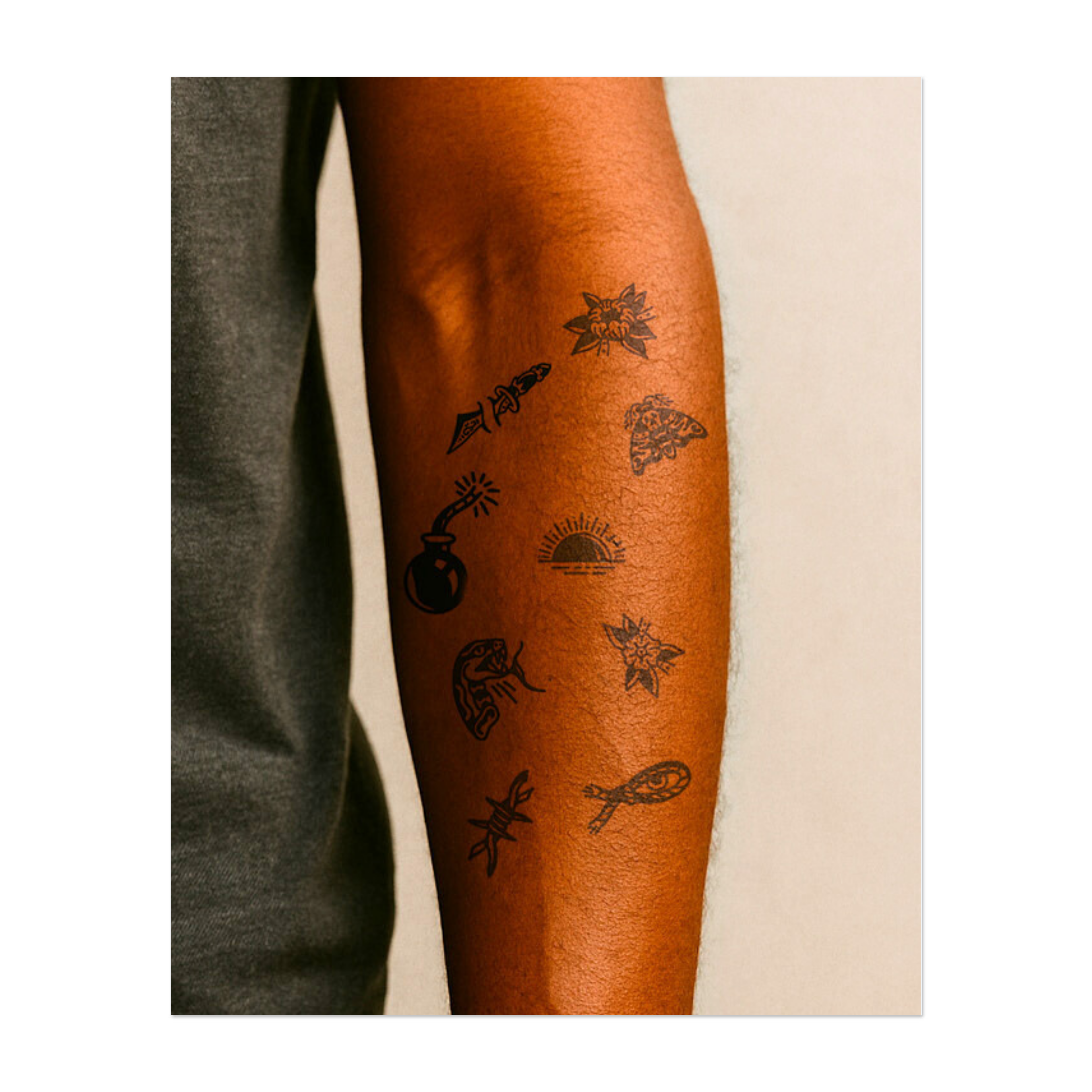 Una collezione di motivi audaci: un serpente appariscente, rose in fiore, un tramonto, un pugnale avvolto in un nastro, una bomba e un teschio a forma di farfalla. Questi simboli rappresentano pericolo, bellezza e trasformazione.