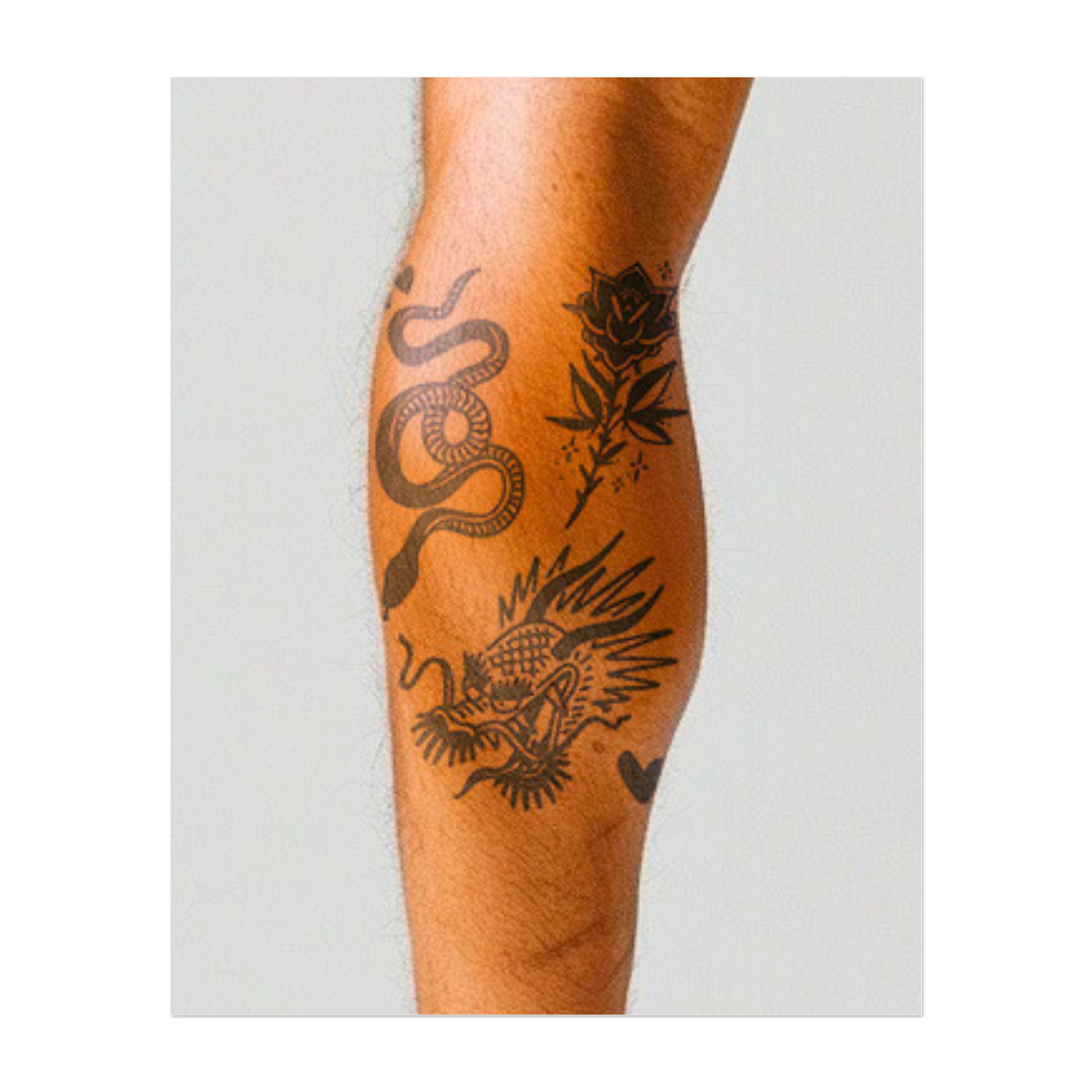 Un insieme di simboli potenti: una spada avvolta in un serpente, una ragnatela, una linea spezzata e la scritta "VERO AMORE" con un pugnale. Questi disegni rappresentano forza, amore e resilienza, combinando pericolo e devozione in un modo affascinante.