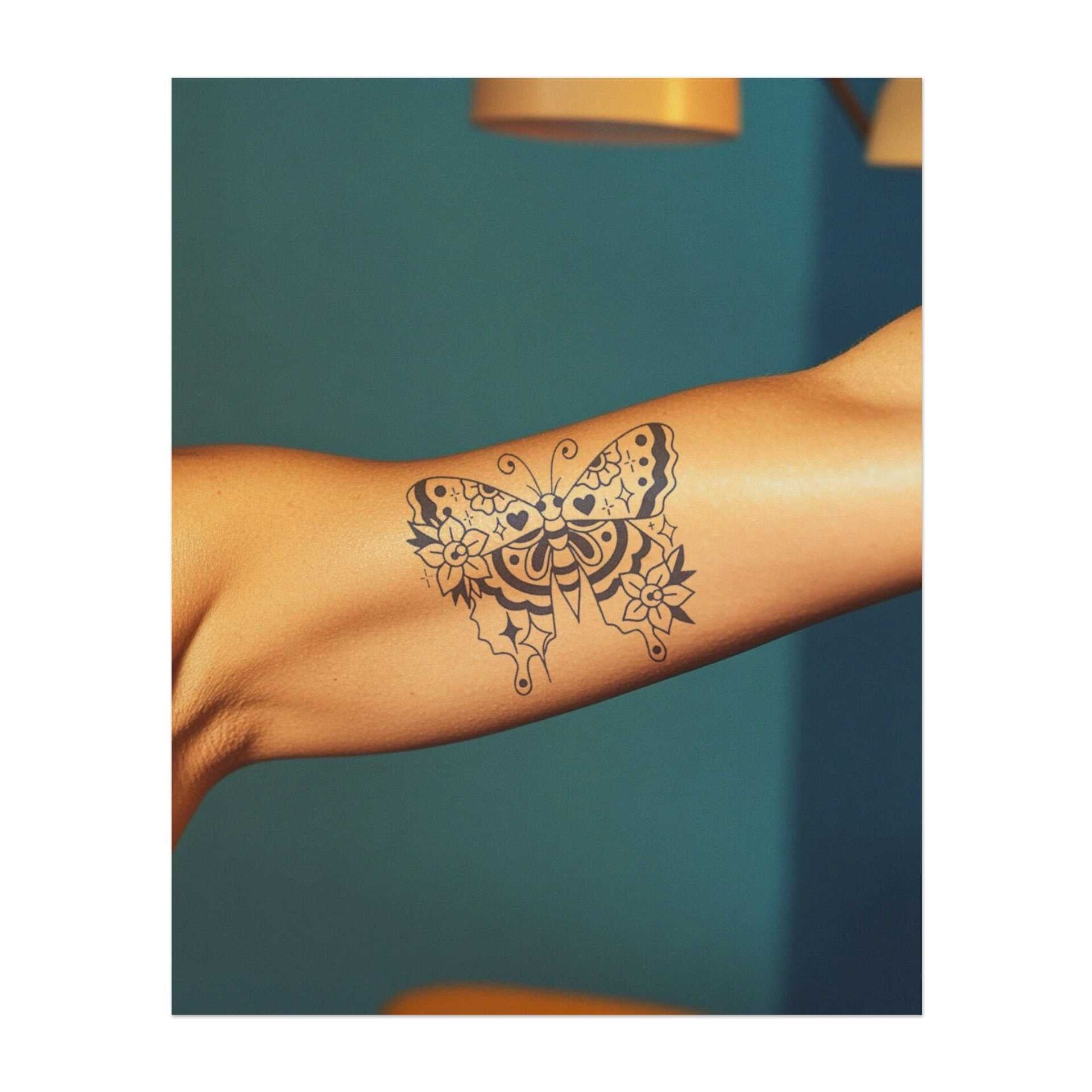 Una delicata farfalla con motivi a cuore sulle ali, circondata da fiori e dettagli scintillanti. Questo design simboleggia trasformazione, bellezza e amore, collegando la natura a un senso di magia e meraviglia.