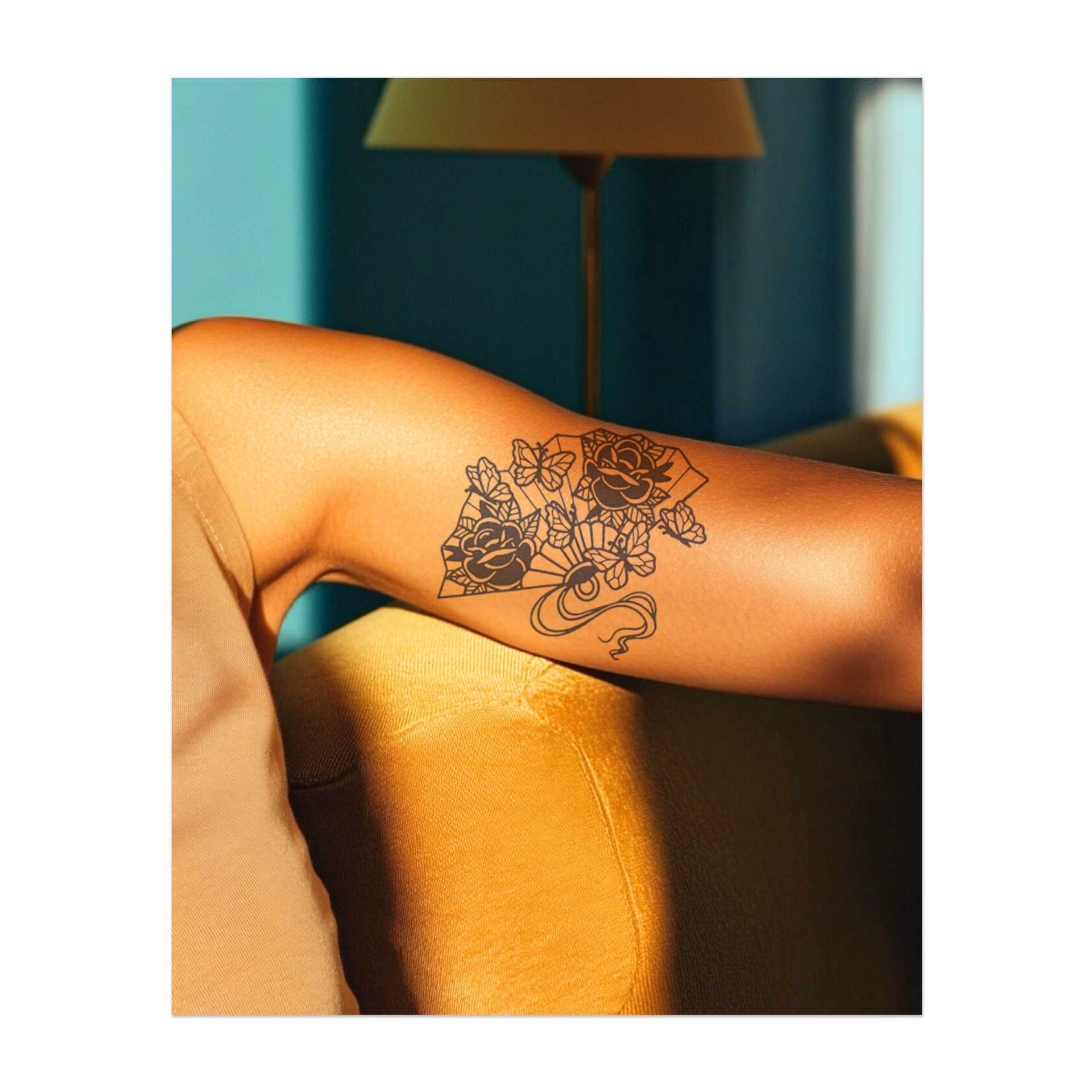 Una farfalla spaventosa e demoniaca con tratti affilati, occhi luminosi e un'espressione minacciosa. Questo tatuaggio rappresenta forza, trasformazione e potere, combinando la bellezza di una farfalla con un'energia oscura e mistica.