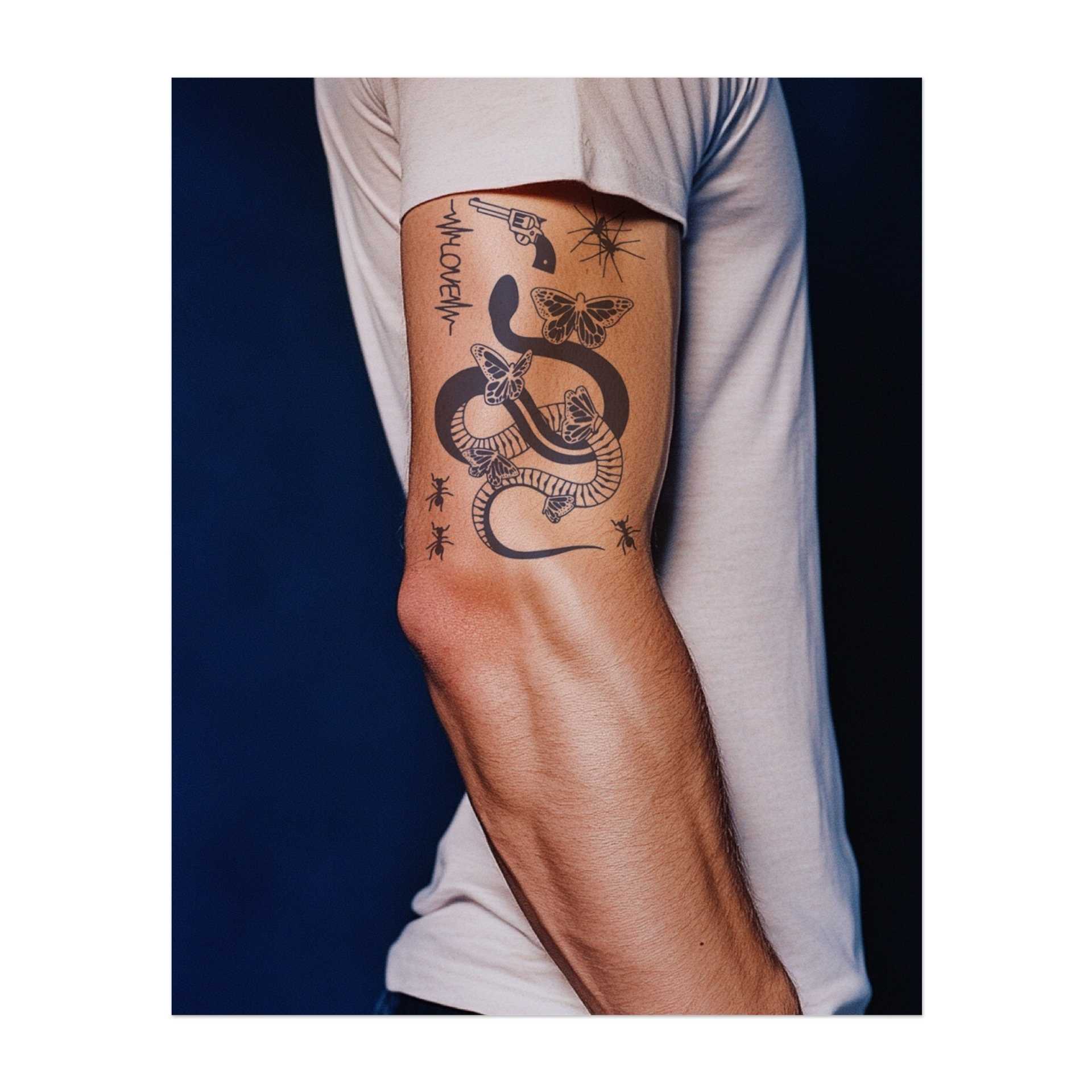 Un insieme di simboli intensi: una pistola, un serpente che si snoda tra farfalle e ragni e la parola "AMORE". Questi motivi rappresentano il conflitto tra bellezza e pericolo e catturano temi come passione, ribellione ed energia selvaggia.