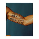 Un mucchio di simboli diversi: una persona che sale una scala con la scritta "UN PASSO ALLA VOLTA", un busto classico, la parola "AMORE", una zucca e un fantasma spettrali, una spada e una recinzione di filo spinato. Questi disegni combinano temi come progresso, amore, mistero e forza.