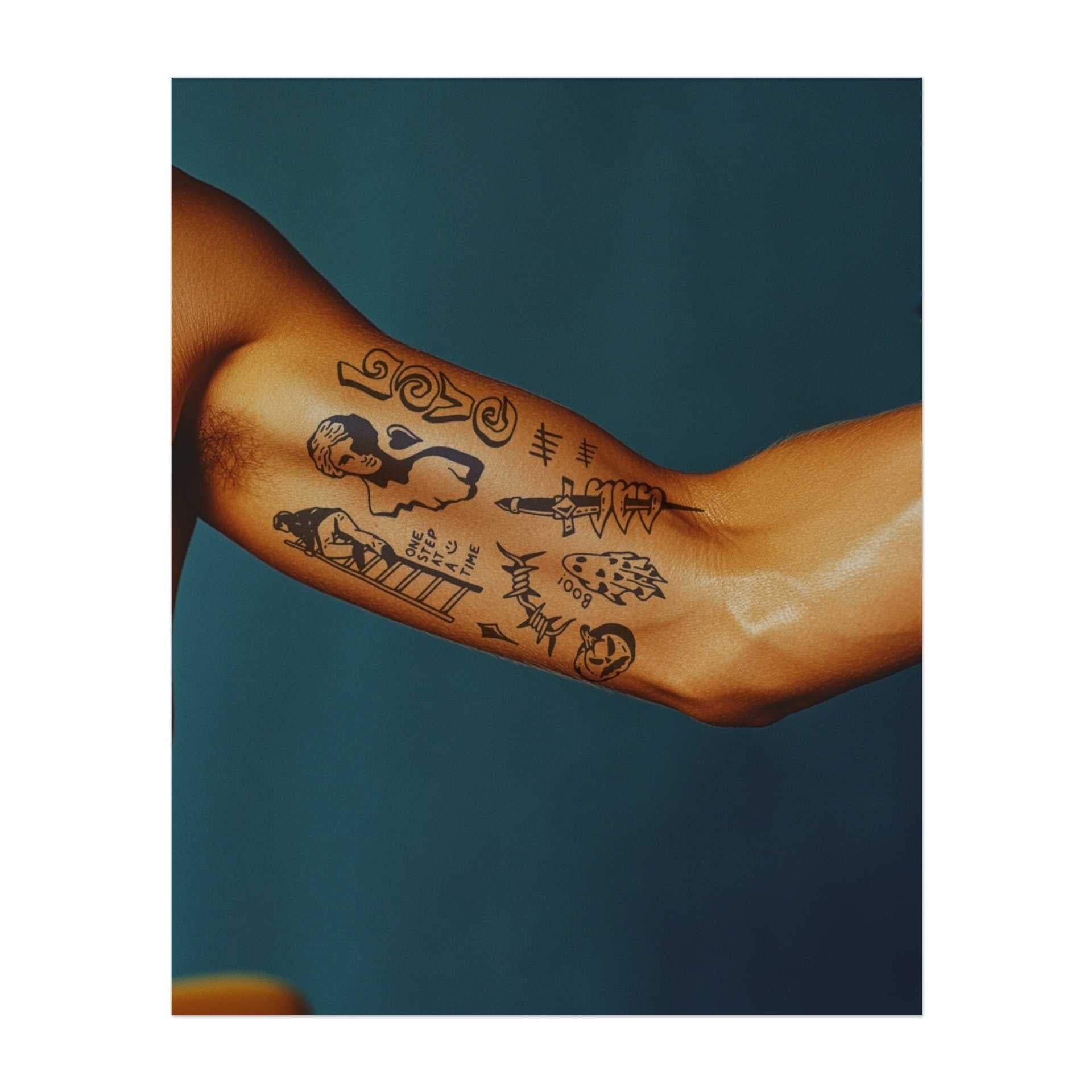 Un mucchio di simboli diversi: una persona che sale una scala con la scritta "UN PASSO ALLA VOLTA", un busto classico, la parola "AMORE", una zucca e un fantasma spettrali, una spada e una recinzione di filo spinato. Questi disegni combinano temi come progresso, amore, mistero e forza.