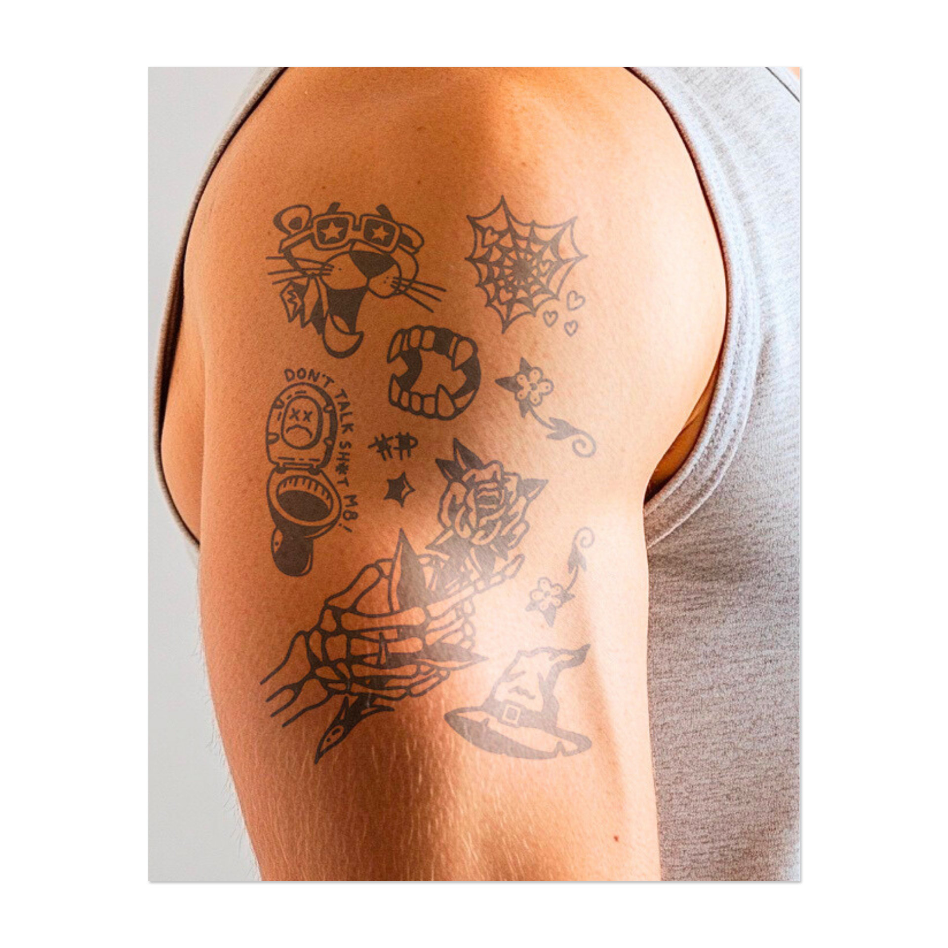 Una serie di disegni audaci e giocosi: una tigre ruggente con occhiali da sole, una rete con cuori, un teschio da water con la scritta "DON'T TALK SH*T", una rosa, una mano scheletrica che impugna un pugnale e molto altro. Questi tatuaggi combinano umorismo, pericolo e ribellione.
