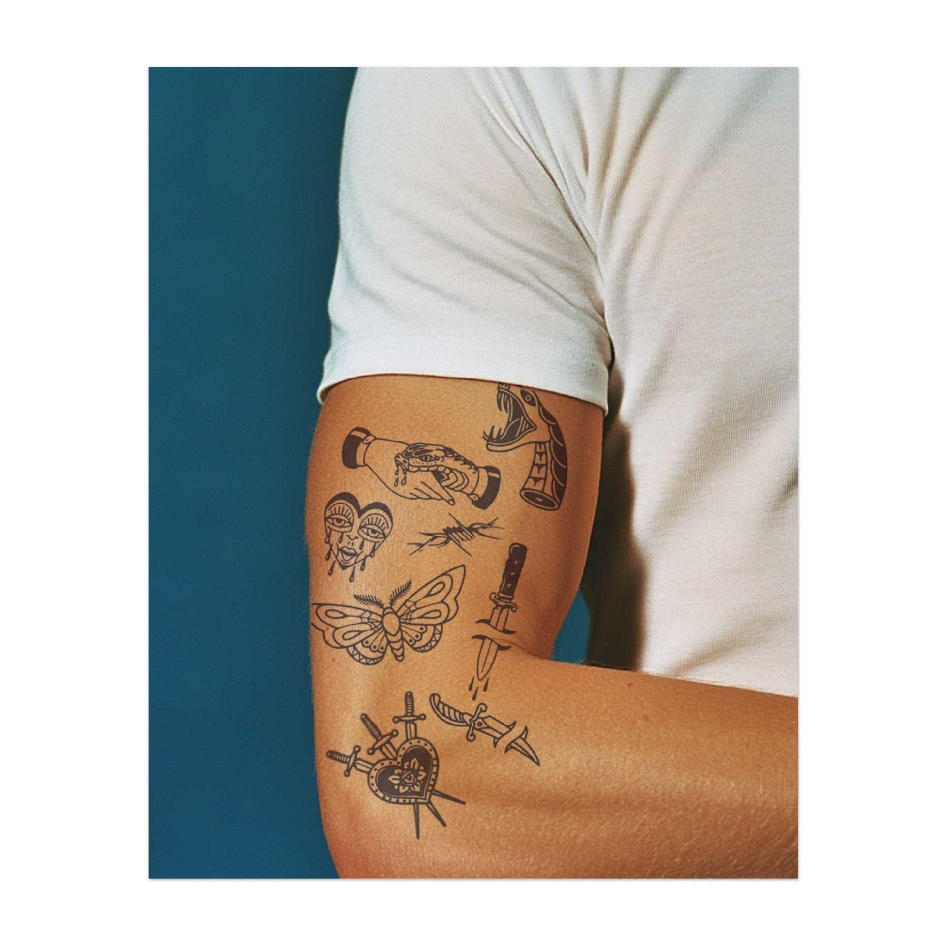 Una serie di disegni intensi: un cuore trafitto da spade, un serpente con la bocca aperta, due mani giunte, occhi che piangono, un pugnale e una farfalla. Questi tatuaggi rappresentano dolore, tradimento, resilienza e trasformazione, combinando bellezza e pericolo.