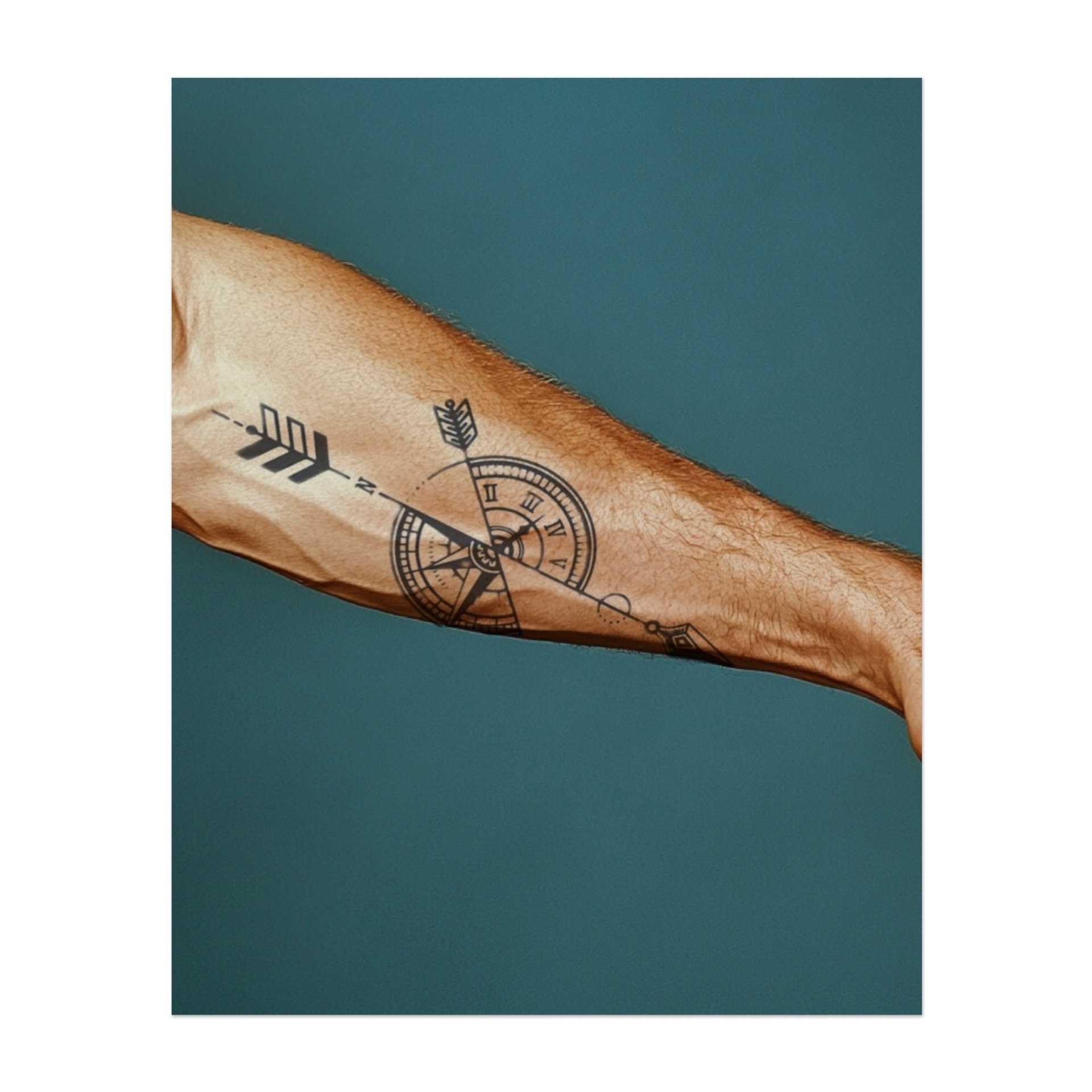 Una bussola dettagliata con un orologio e frecce che puntano in diverse direzioni. Questo tatuaggio simboleggia la leadership, l'avventura e il passare del tempo. Un disegno perfetto per chi apprezza la scoperta e desidera trovare la propria vera strada nella vita.