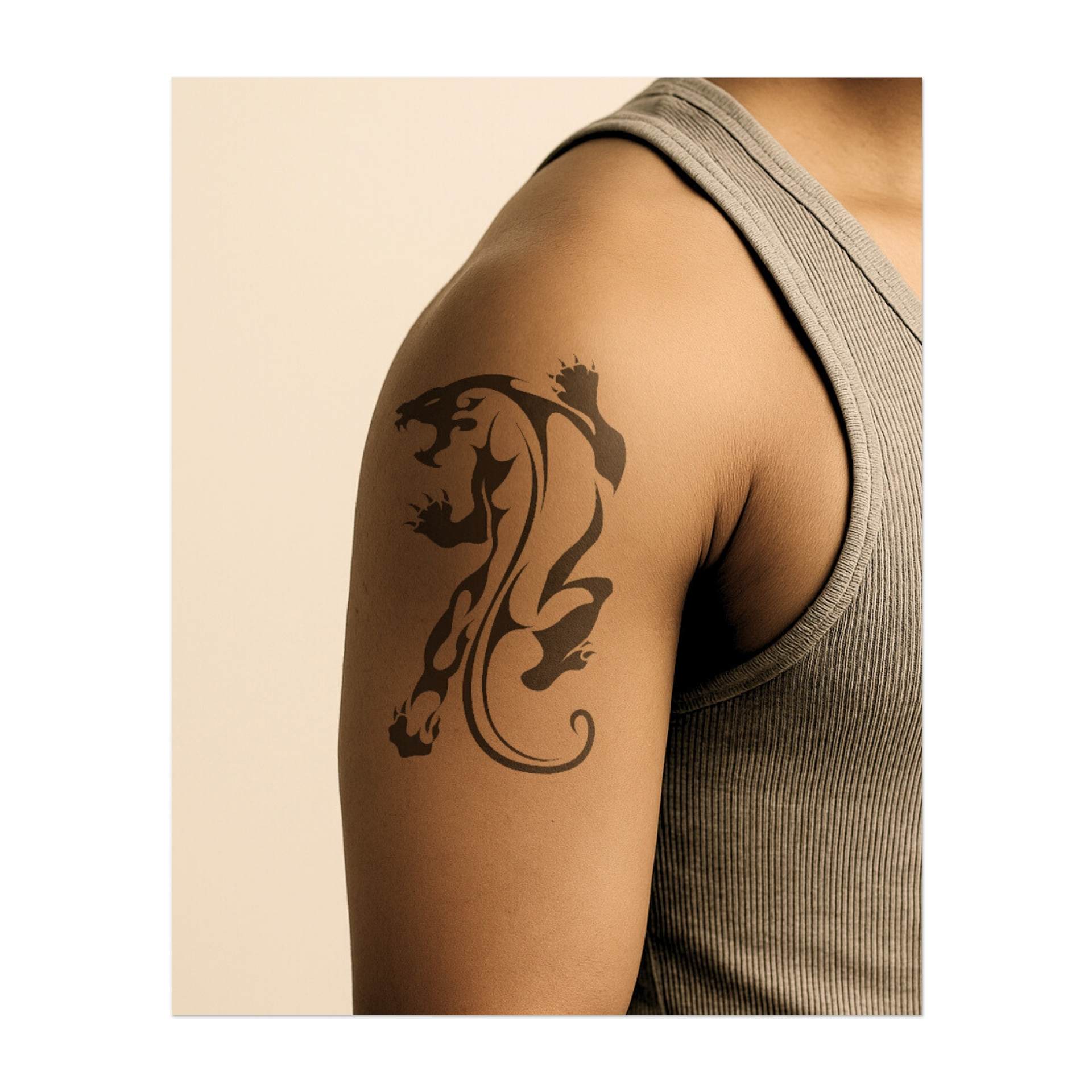 Una pantera in stile tribale, elegante e potente, che scatta in movimento. Questo tatuaggio simboleggia forza, agilità e indipendenza. Perfetto per chi si connette con lo spirito selvaggio della natura e cerca un design audace e coraggioso.