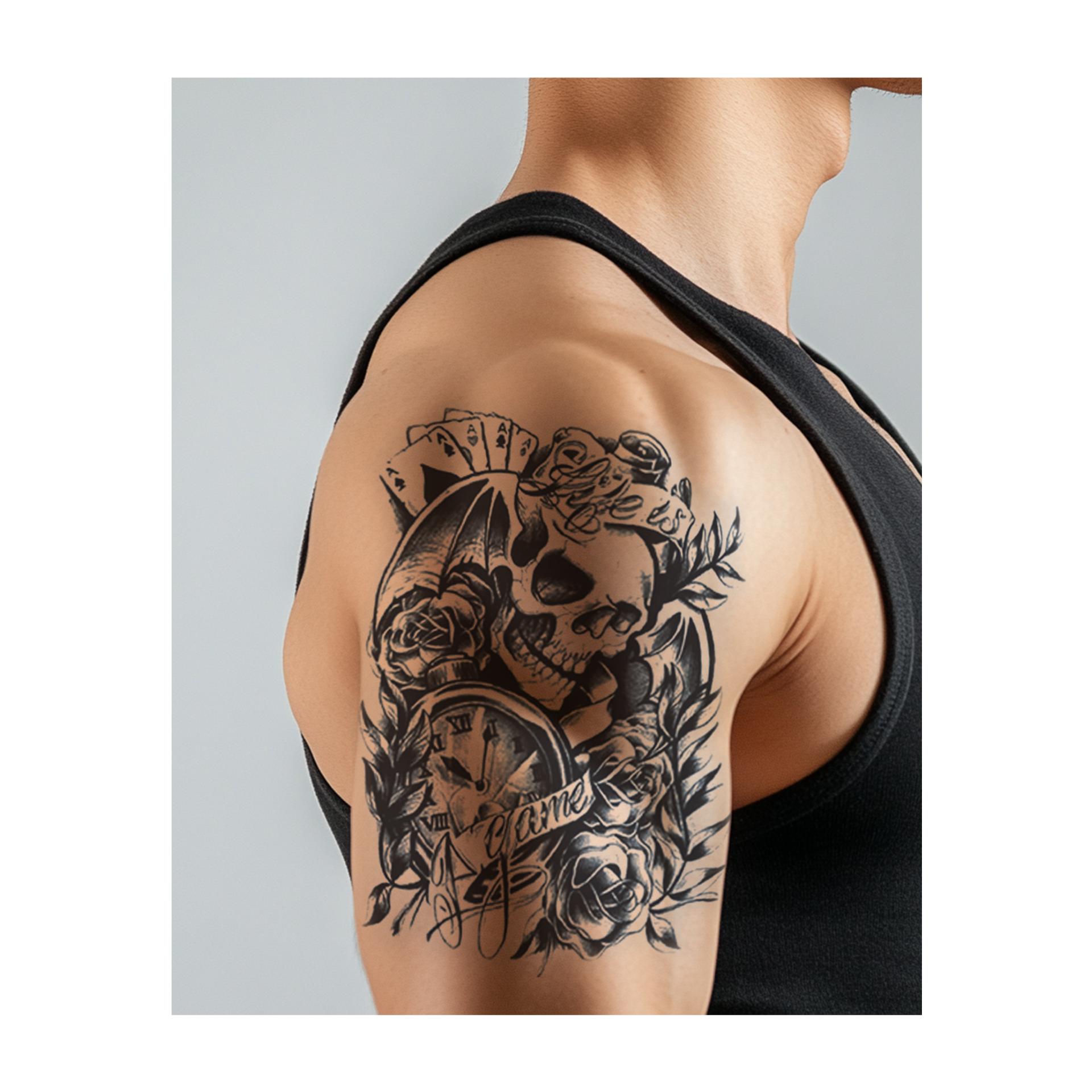 Un teschio con carte, un orologio e delle rose simboleggia "La vita è un gioco". Questo tatuaggio realistico fonde tempo, fortuna e bellezza con tonalità audaci e foglie, ricordandoci di vivere con coraggio.