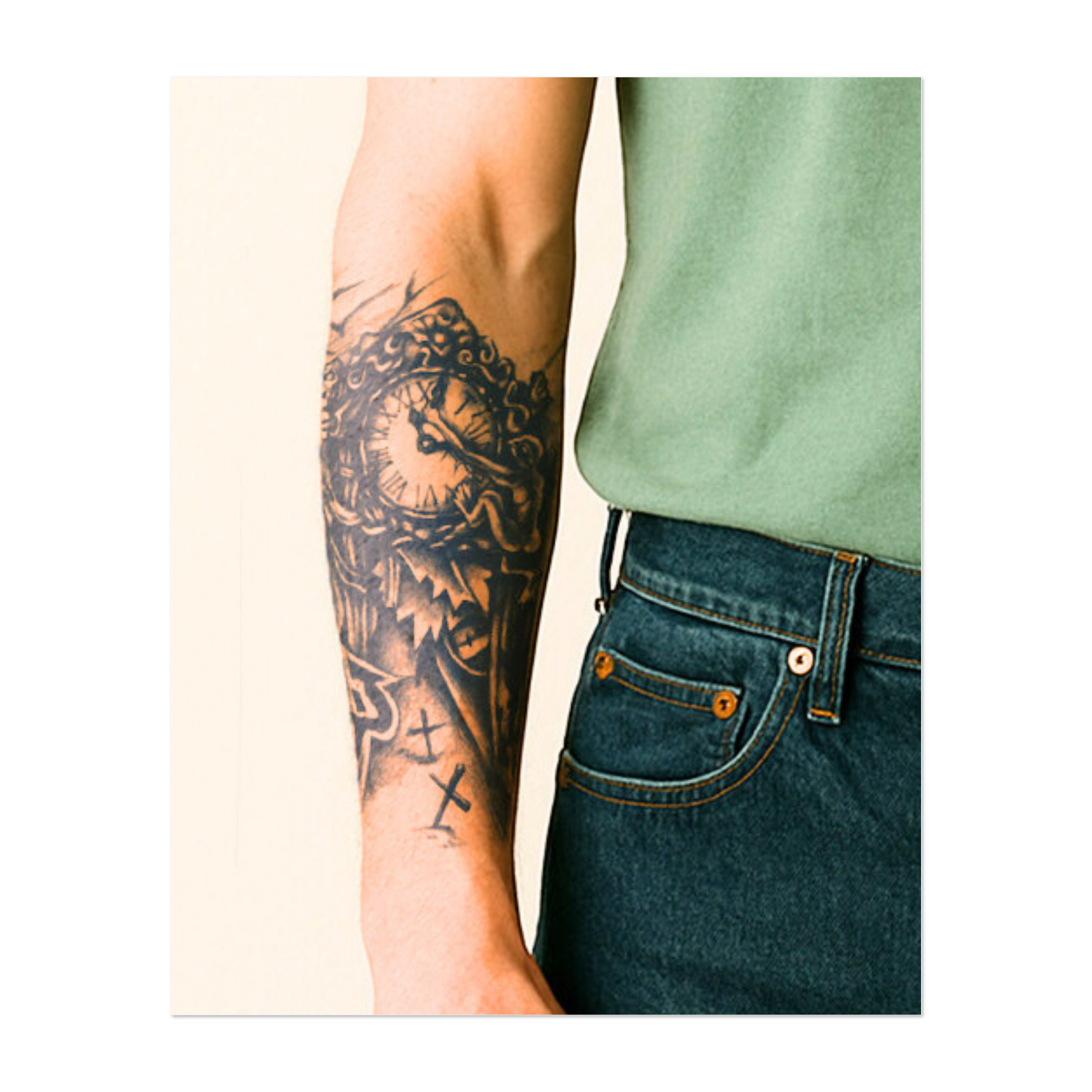 Un tatuaggio di un orologio rotto con numeri romani circondato da crepe e croci. Simboleggia il passare del tempo e l'idea che, una volta rotto, il tempo non può essere riparato. Un disegno significativo per chi riflette sulla caducità della vita.