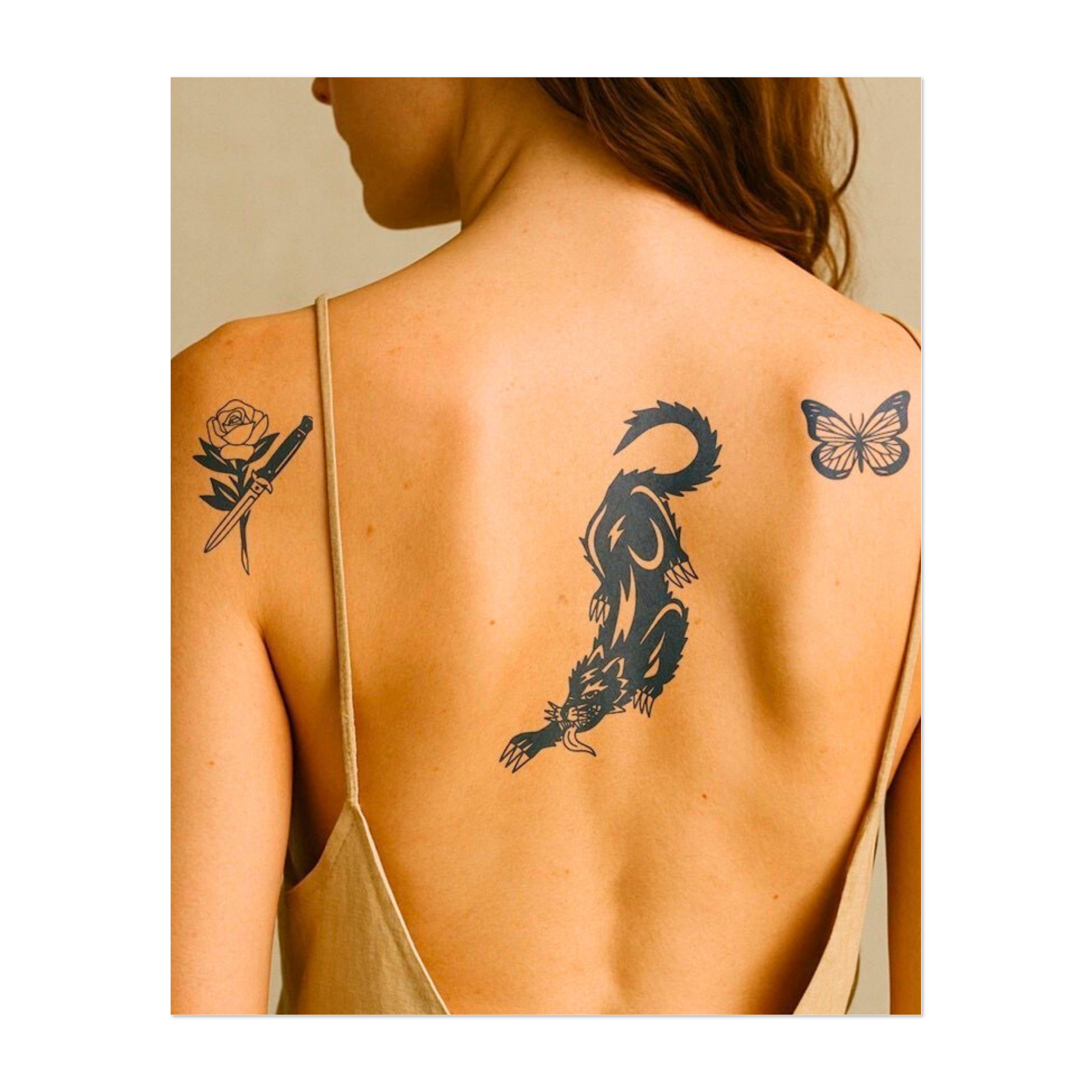 Un lupo temibile circondato da un coltello, una rosa e una farfalla. Questo tatuaggio unisce potenza e bellezza e simboleggia forza, resilienza e trasformazione. Perfetto per chi abbraccia sia il lato selvaggio che quello tenero della vita.