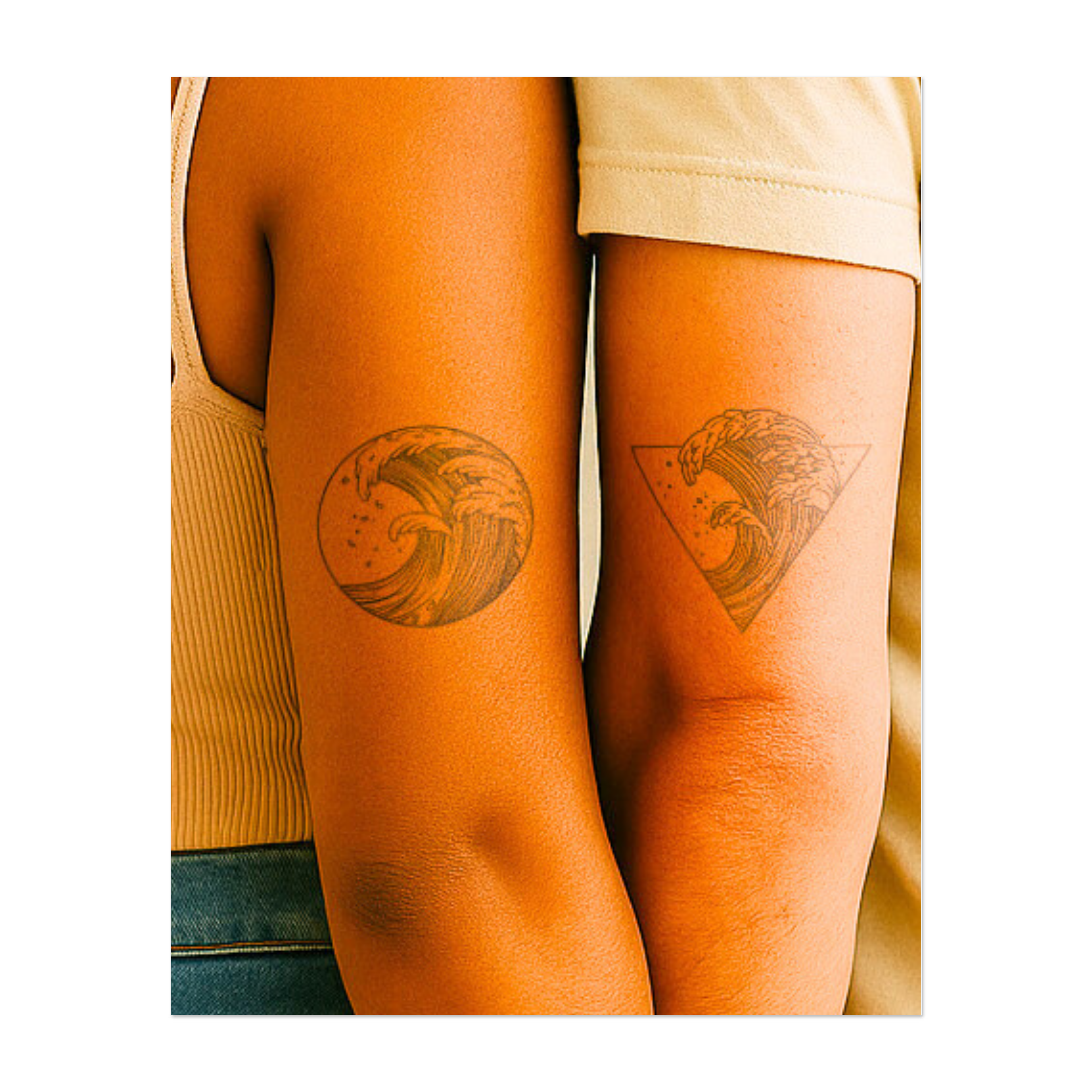 Due straordinari tatuaggi a forma di onda: uno in un cerchio e l'altro in un triangolo. Entrambi simboleggiano la forza e la bellezza dell'oceano e dimostrano l'inarrestabile potenza della natura. Un tatuaggio perfetto per chi si sente in sintonia con la potenza del mare.