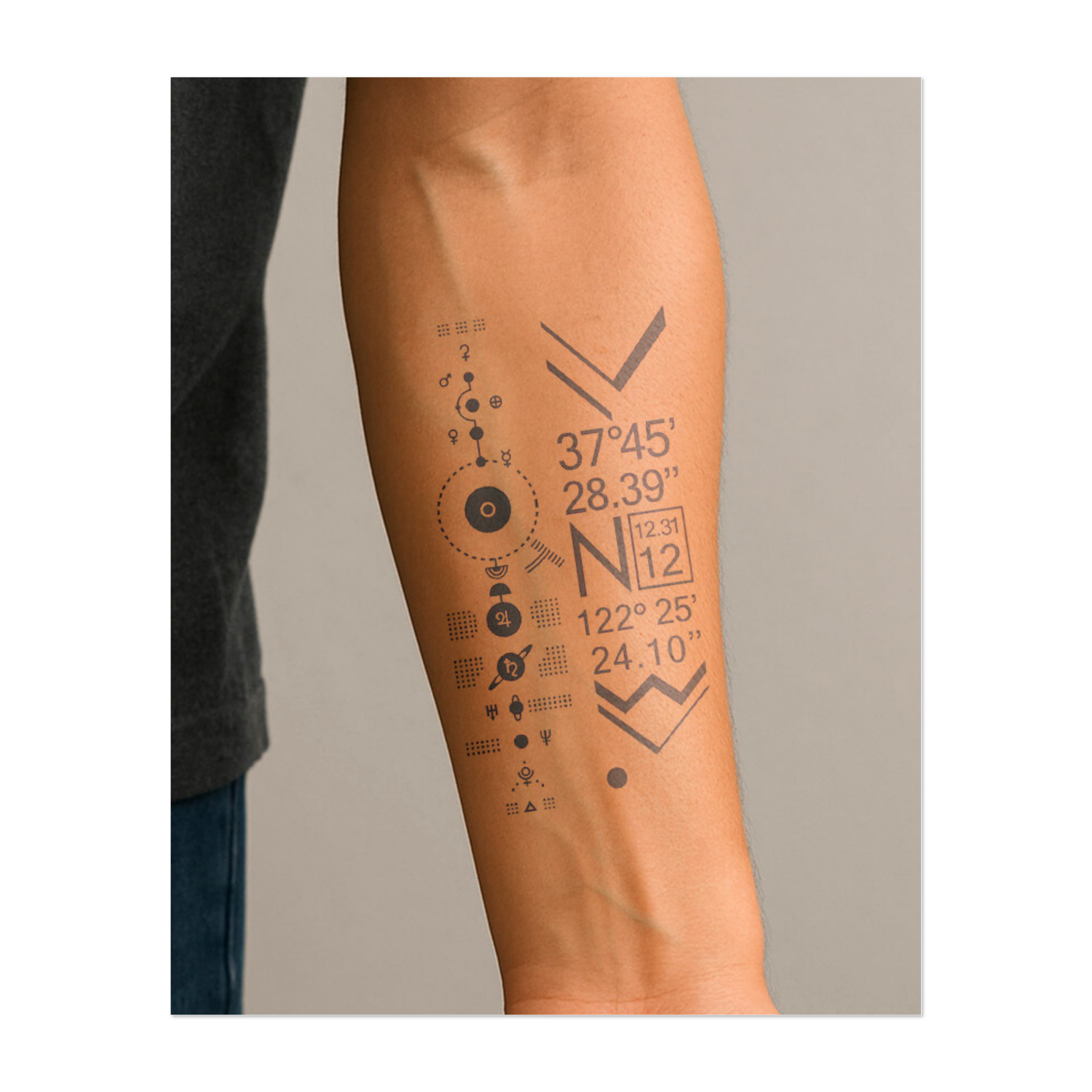 Un tatuaggio moderno che presenta un mix di forme geometriche, coordinate e simboli per creare un disegno astratto. I numeri e i segni direzionali indicano un viaggio o un significato nascosto. Ideale per chi ama il mistero, la scoperta e i significati personali.