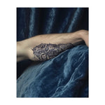 Un tatuaggio che raffigura pelle lacerata che rivela ingranaggi, barre e complessi meccanismi sottostanti. Questo disegno biomeccanico simboleggia la fusione tra uomo e macchina, rappresentando forza, precisione e spirito futuristico. Ideale per chi abbraccia la tecnologia e la resilienza.