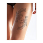 Un paio di revolver dal design ingegnoso con dettagli intricati. Queste armi rappresentano potenza, audacia e un tocco di stile vintage. Un tatuaggio perfetto per chi apprezza un look western classico con un tocco di eleganza.