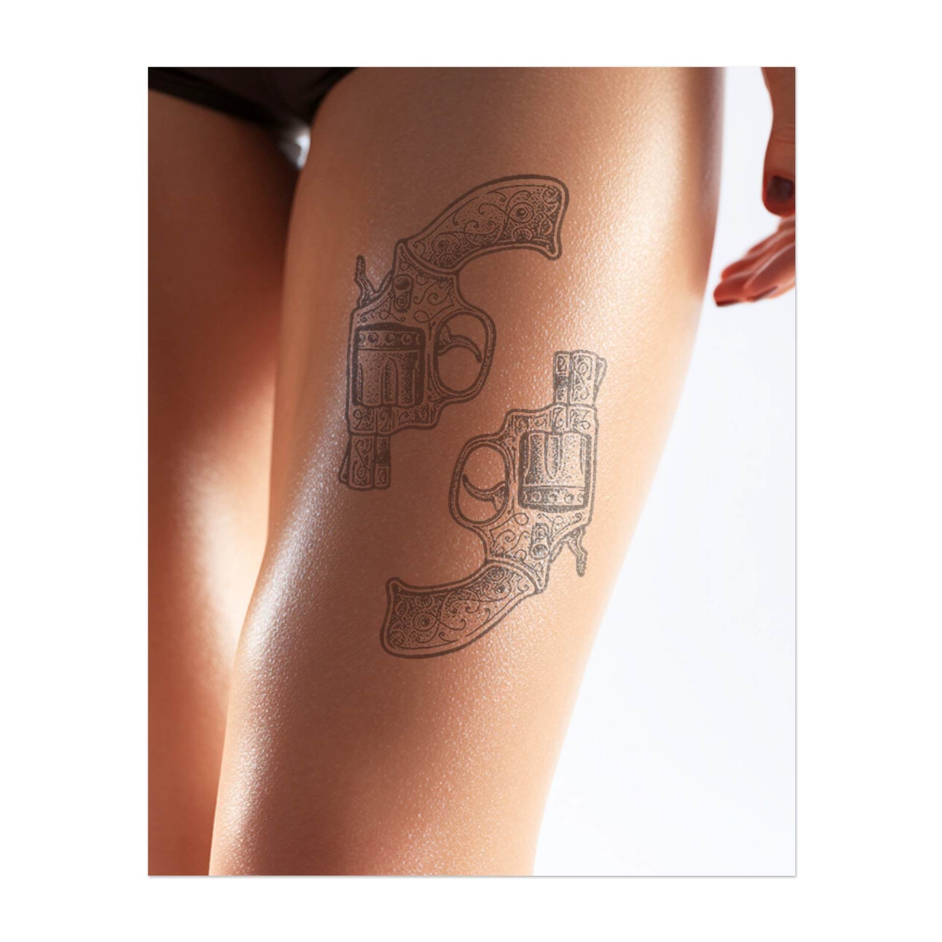 Un paio di revolver dal design ingegnoso con dettagli intricati. Queste armi rappresentano potenza, audacia e un tocco di stile vintage. Un tatuaggio perfetto per chi apprezza un look western classico con un tocco di eleganza.