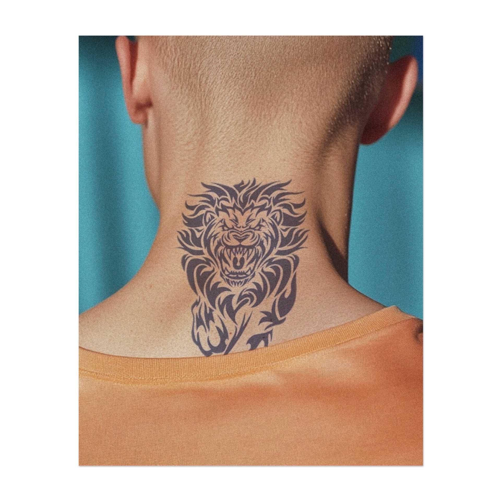Un leone temibile con una criniera selvaggia e fluente, con audaci linee tribali. Questo tatuaggio simboleggia forza, coraggio e leadership. Perfetto per chi desidera incarnare il potere e l'orgoglio del re della giungla.
